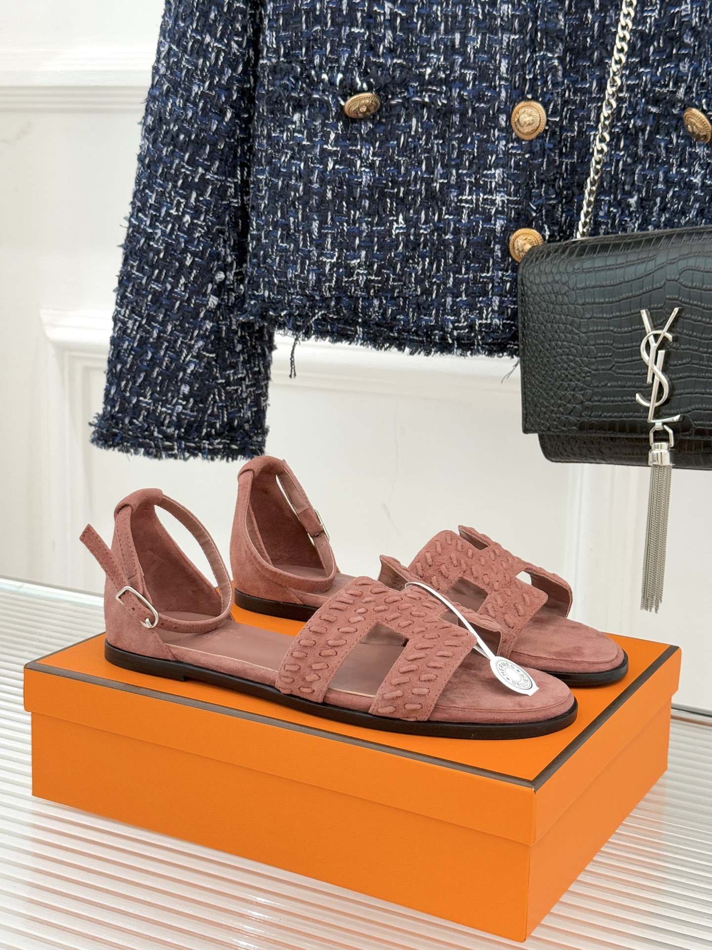 顶版 Hermès/爱马仕万年经典平底粗跟H拖将简约美学与极致工艺完美融合。粗跟设计 赋予你恰到好处的高