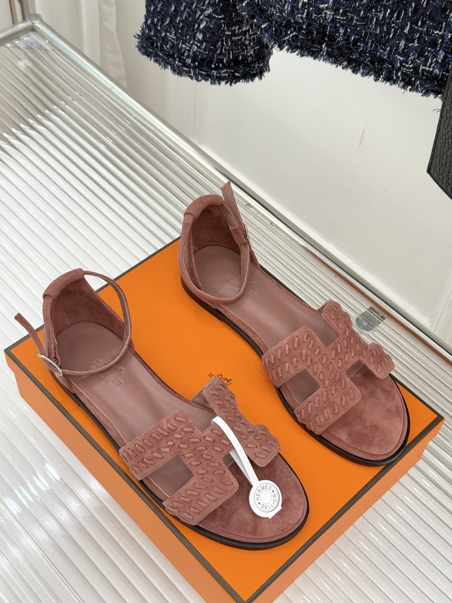 顶版 Hermès/爱马仕万年经典平底粗跟H拖将简约美学与极致工艺完美融合。粗跟设计 赋予你恰到好处的高