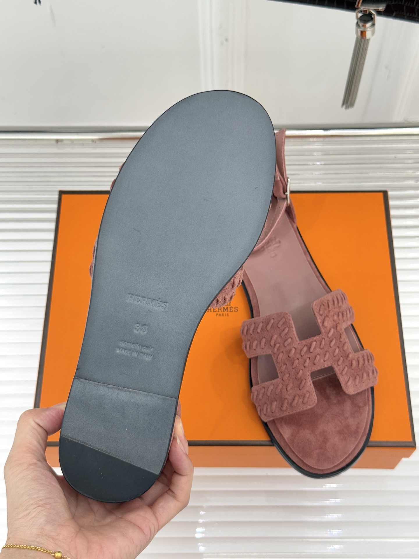顶版 Hermès/爱马仕万年经典平底粗跟H拖将简约美学与极致工艺完美融合。粗跟设计 赋予你恰到好处的高