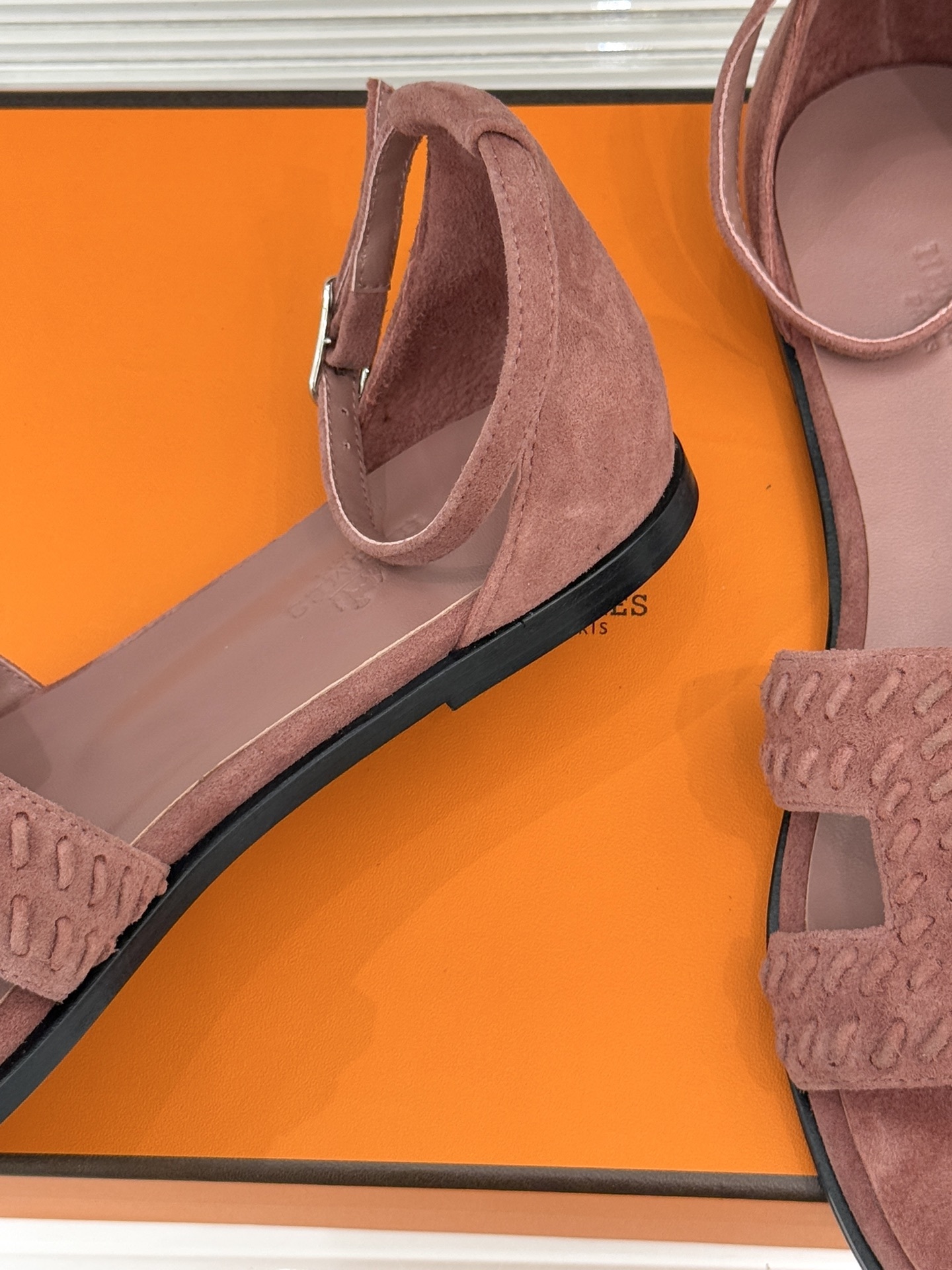 顶版 Hermès/爱马仕万年经典平底粗跟H拖将简约美学与极致工艺完美融合。粗跟设计 赋予你恰到好处的高