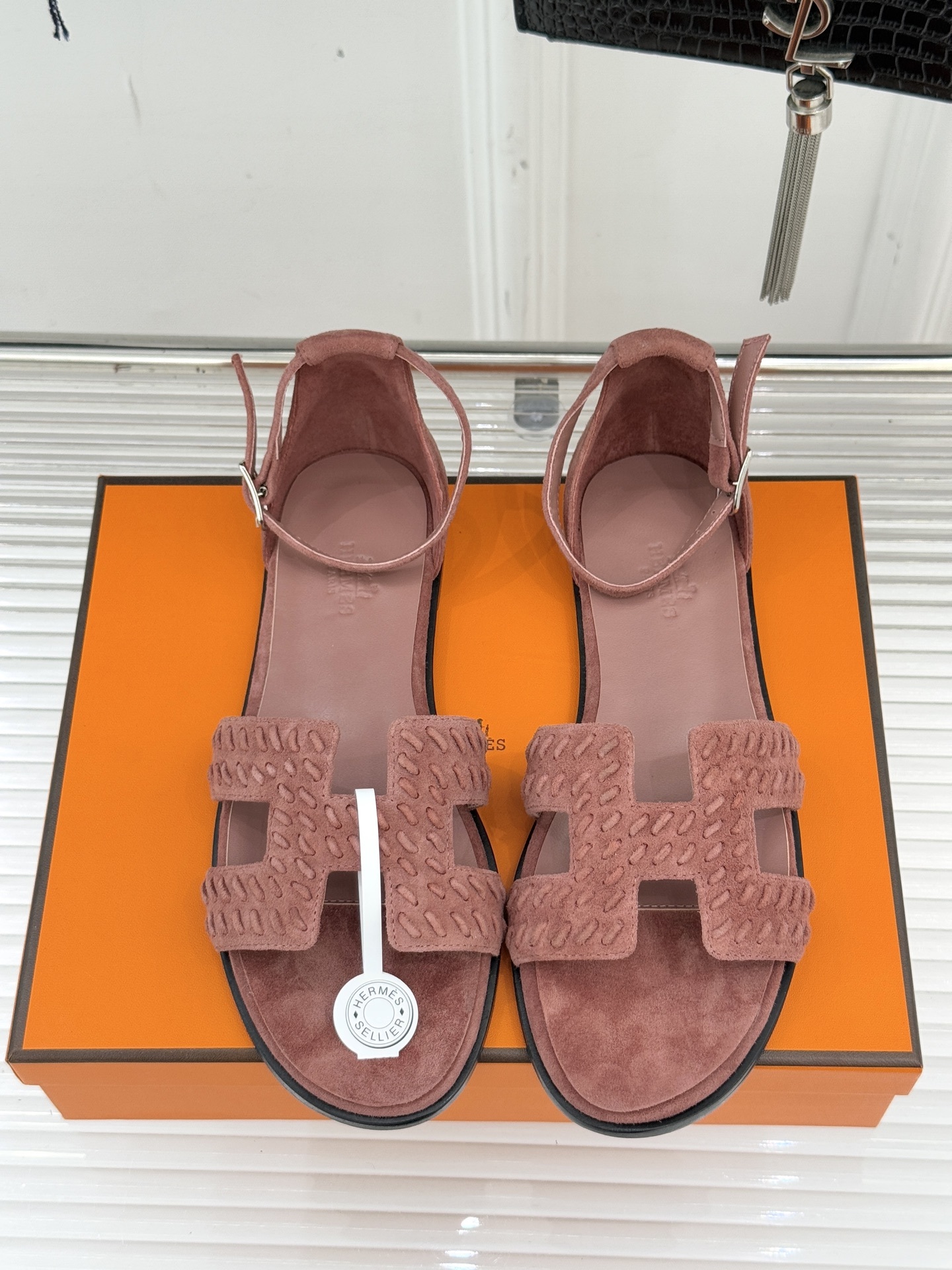 顶版 Hermès/爱马仕万年经典平底粗跟H拖将简约美学与极致工艺完美融合。粗跟设计 赋予你恰到好处的高