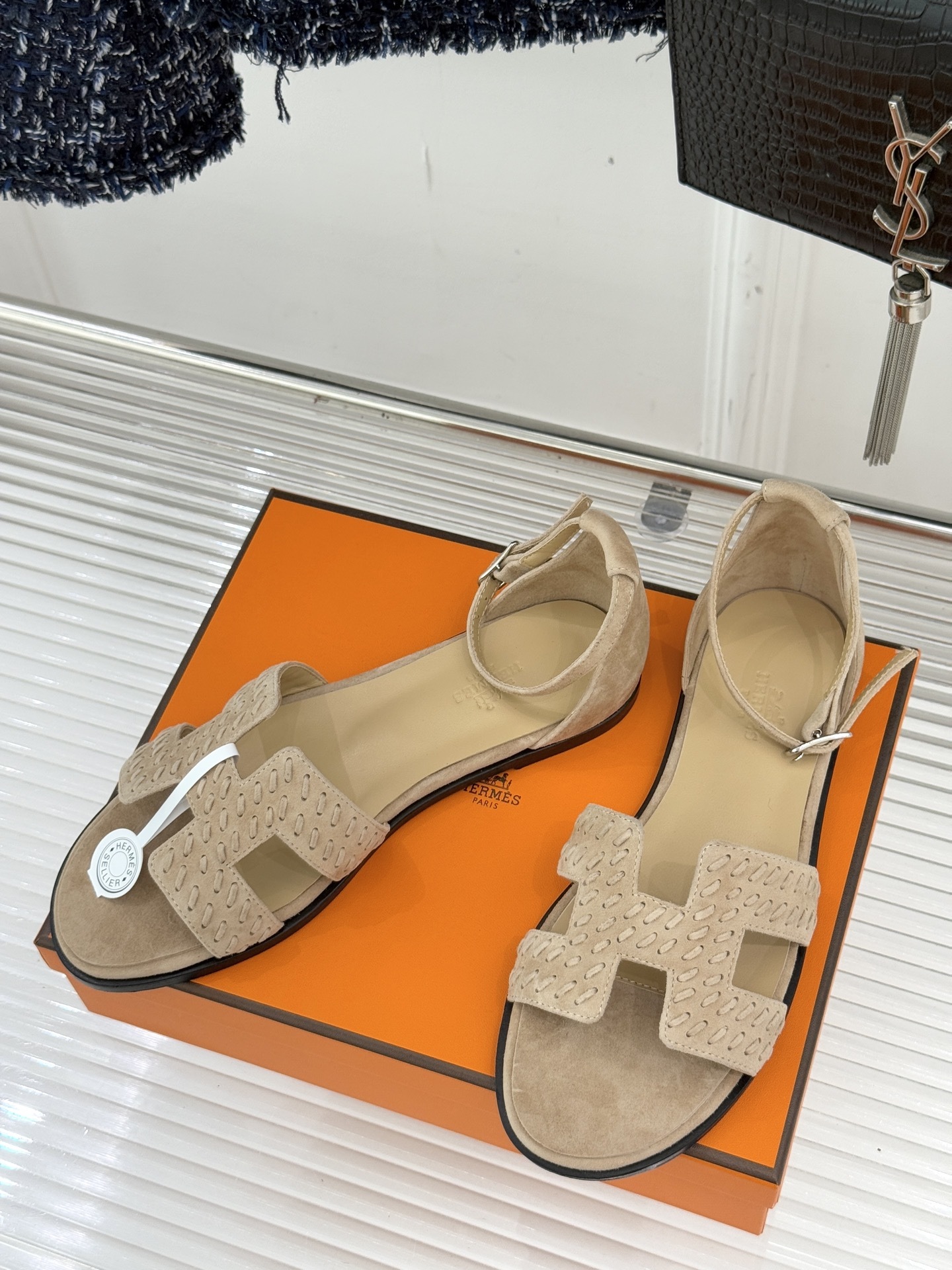 顶版 Hermès/爱马仕万年经典平底粗跟H拖将简约美学与极致工艺完美融合。粗跟设计 赋予你恰到好处的高