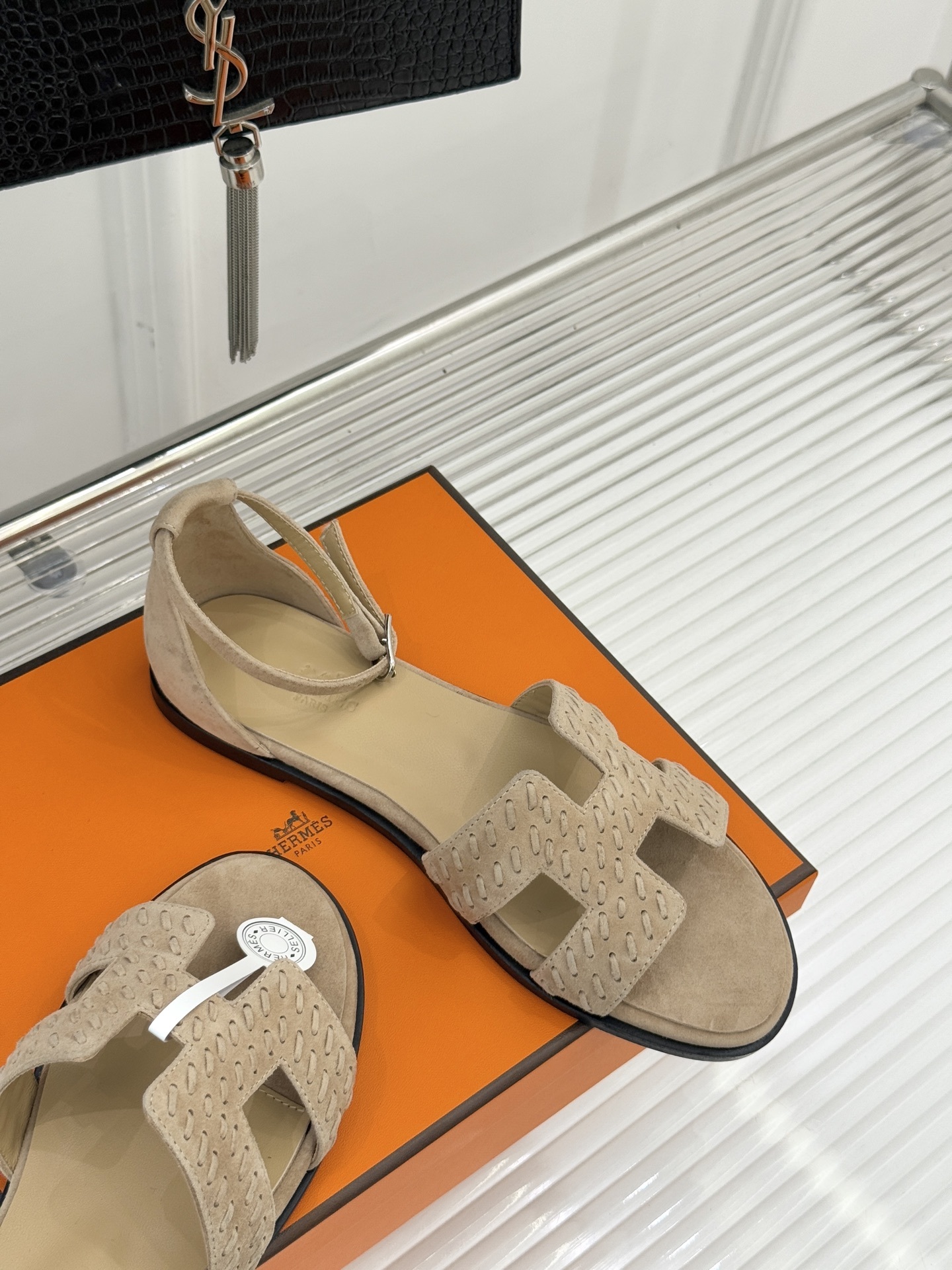 顶版 Hermès/爱马仕万年经典平底粗跟H拖将简约美学与极致工艺完美融合。粗跟设计 赋予你恰到好处的高
