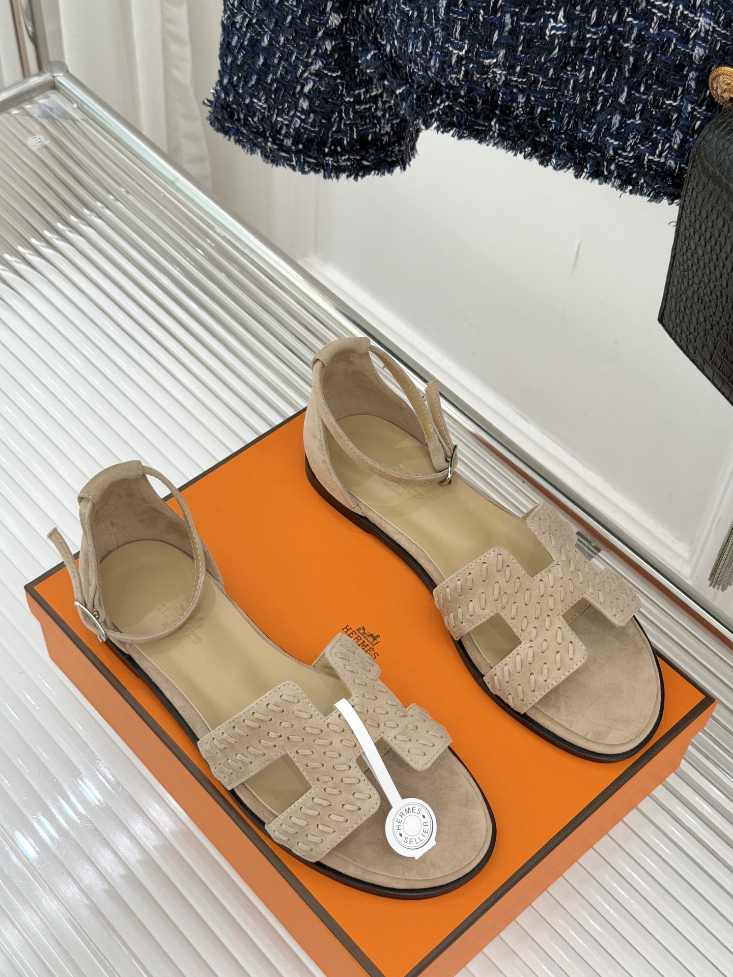 顶版 Hermès/爱马仕万年经典平底粗跟H拖将简约美学与极致工艺完美融合。粗跟设计 赋予你恰到好处的高