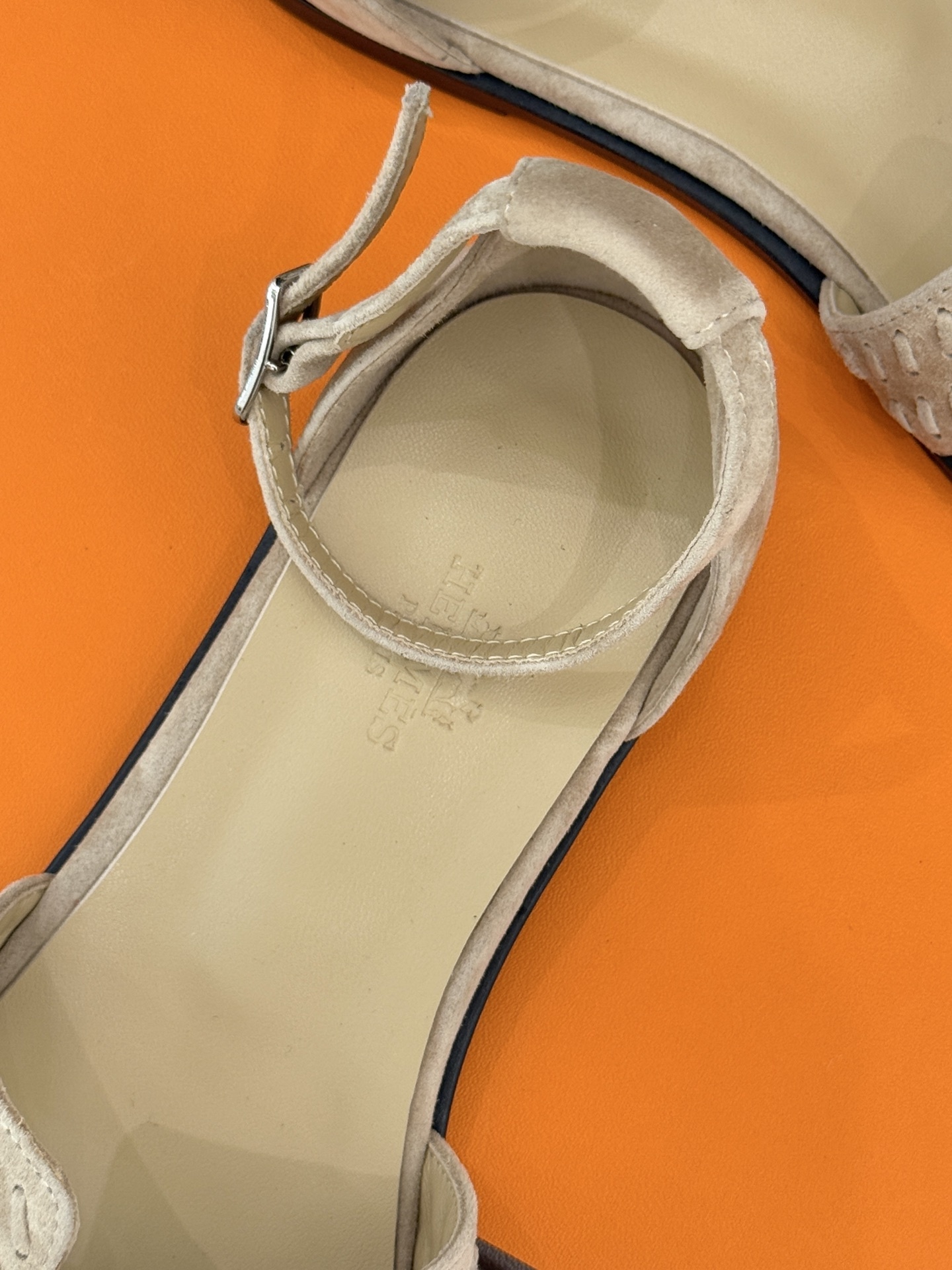 顶版 Hermès/爱马仕万年经典平底粗跟H拖将简约美学与极致工艺完美融合。粗跟设计 赋予你恰到好处的高