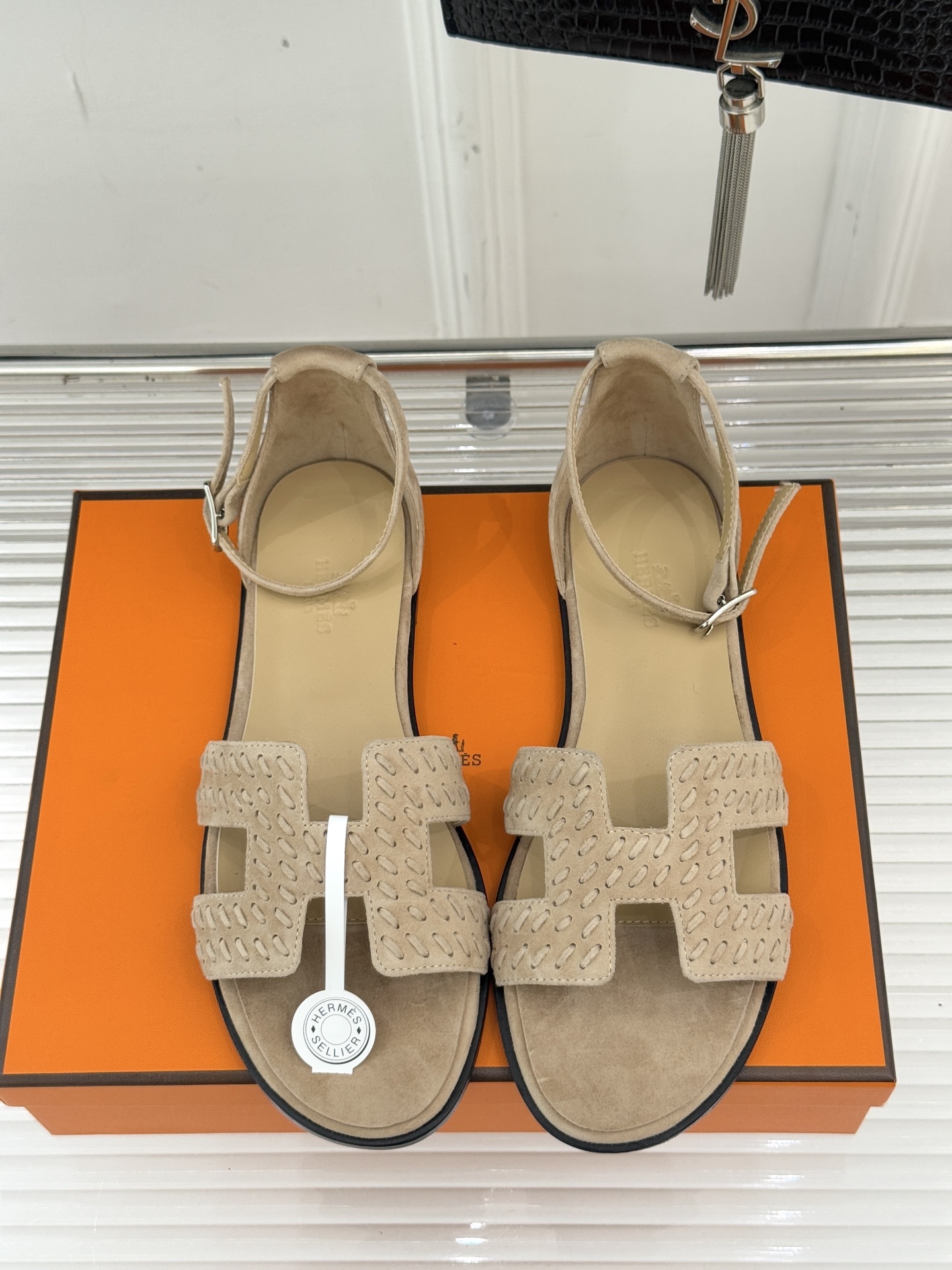 顶版 Hermès/爱马仕万年经典平底粗跟H拖将简约美学与极致工艺完美融合。粗跟设计 赋予你恰到好处的高