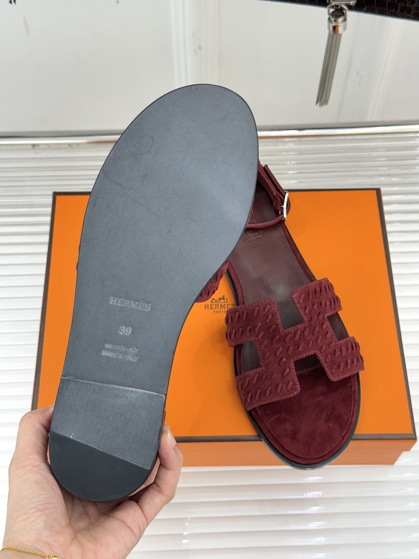 顶版 Hermès/爱马仕万年经典平底粗跟H拖将简约美学与极致工艺完美融合。粗跟设计 赋予你恰到好处的高