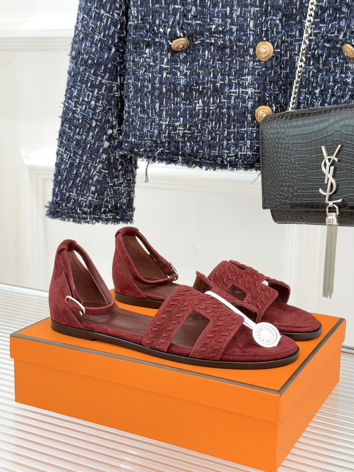 顶版 Hermès/爱马仕万年经典平底粗跟H拖将简约美学与极致工艺完美融合。粗跟设计 赋予你恰到好处的高