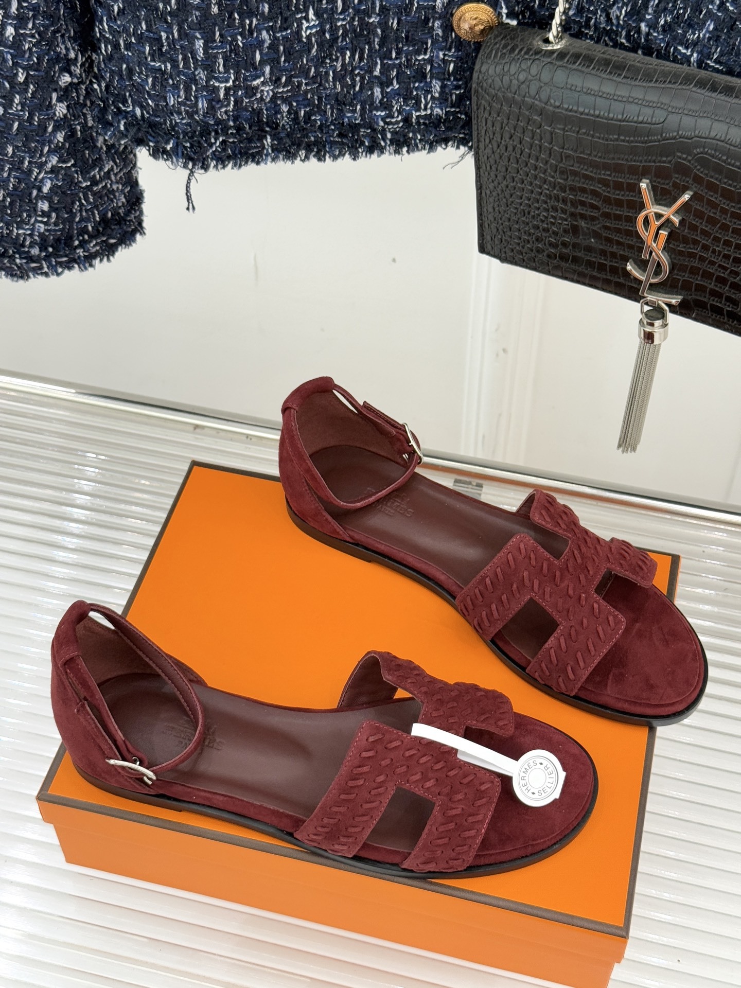 顶版 Hermès/爱马仕万年经典平底粗跟H拖将简约美学与极致工艺完美融合。粗跟设计 赋予你恰到好处的高