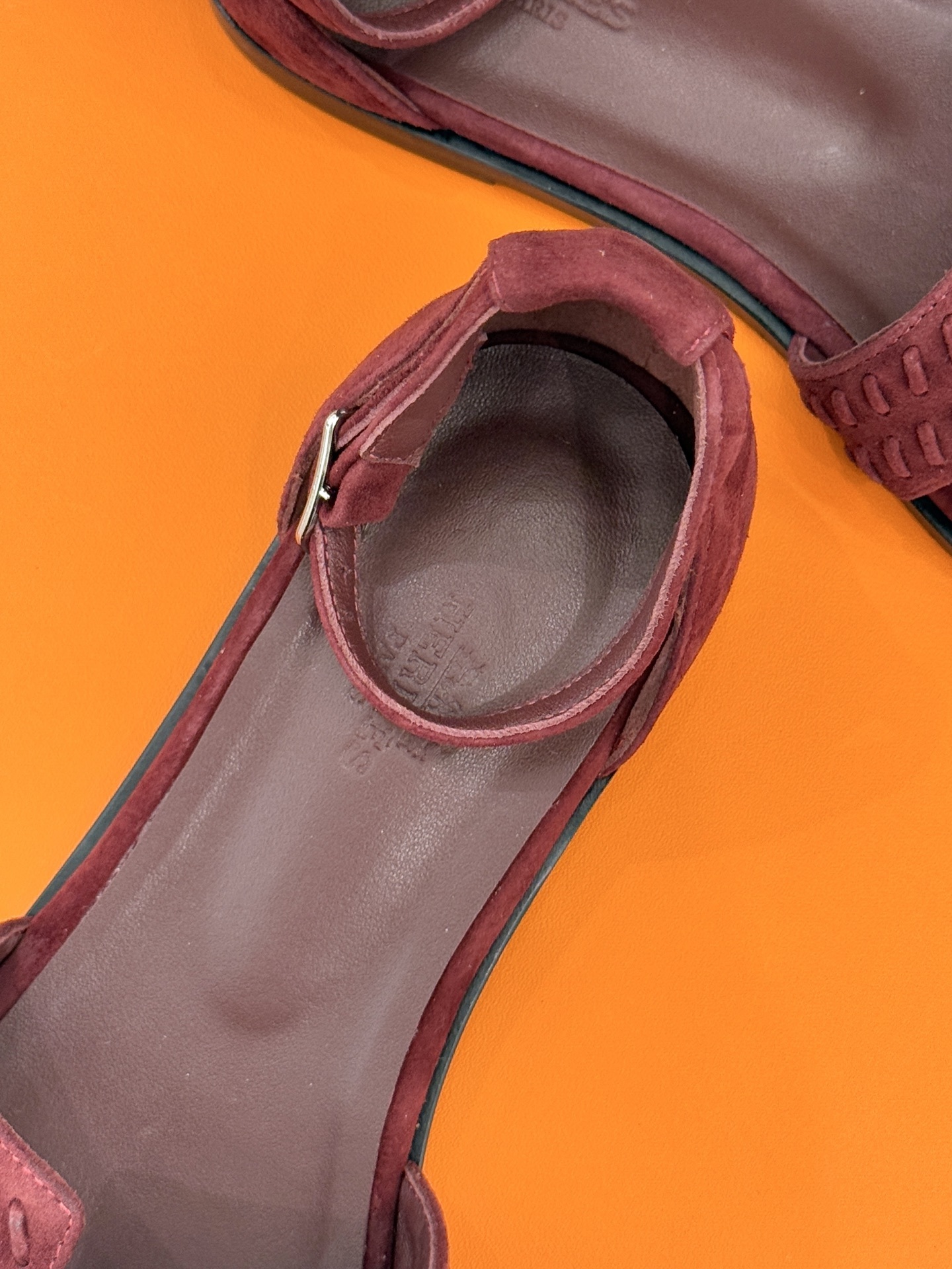 顶版 Hermès/爱马仕万年经典平底粗跟H拖将简约美学与极致工艺完美融合。粗跟设计 赋予你恰到好处的高
