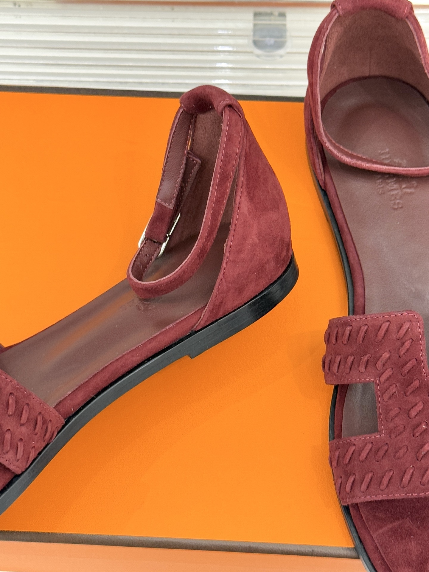 顶版 Hermès/爱马仕万年经典平底粗跟H拖将简约美学与极致工艺完美融合。粗跟设计 赋予你恰到好处的高