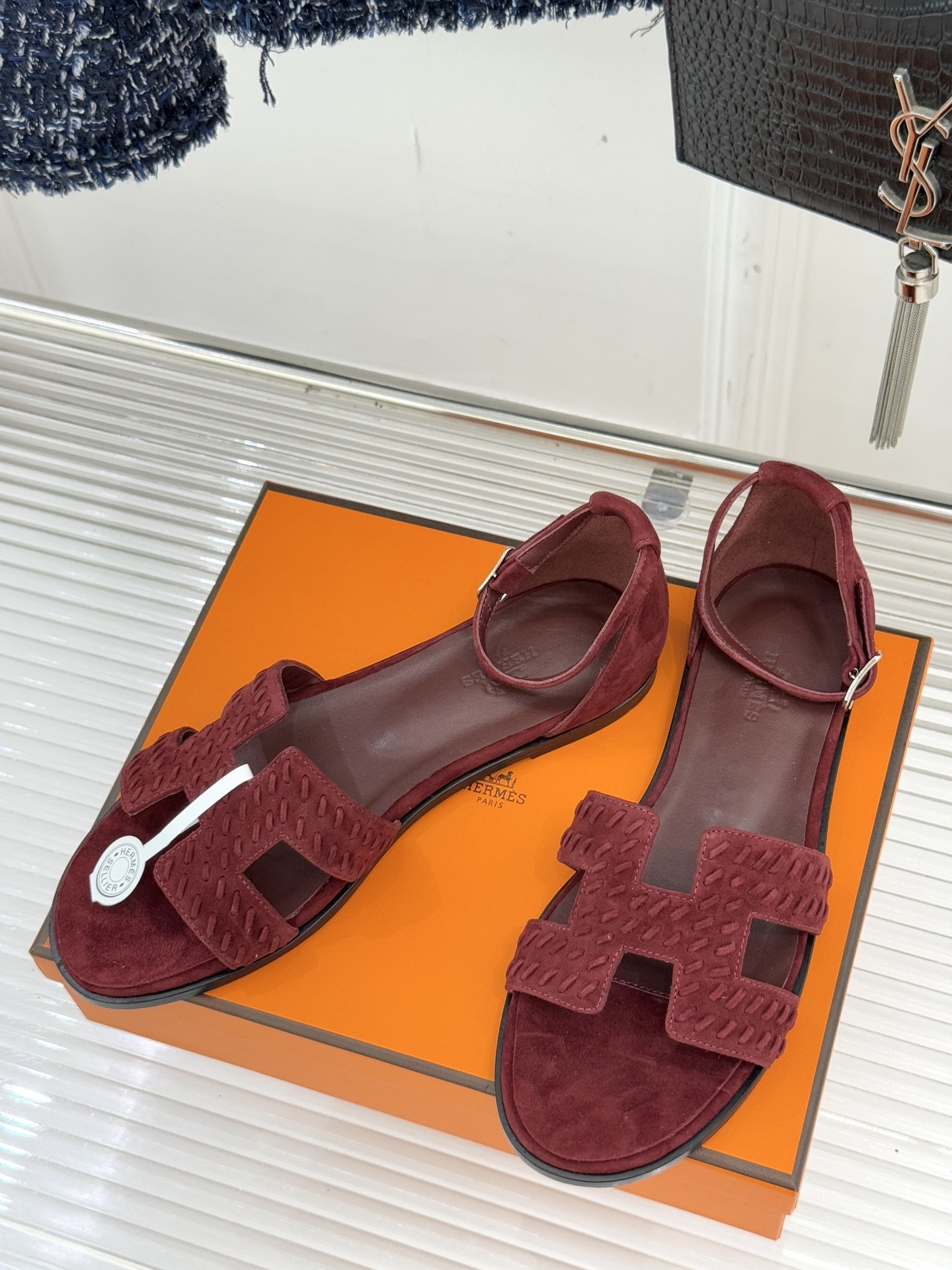 顶版 Hermès/爱马仕万年经典平底粗跟H拖将简约美学与极致工艺完美融合。粗跟设计 赋予你恰到好处的高