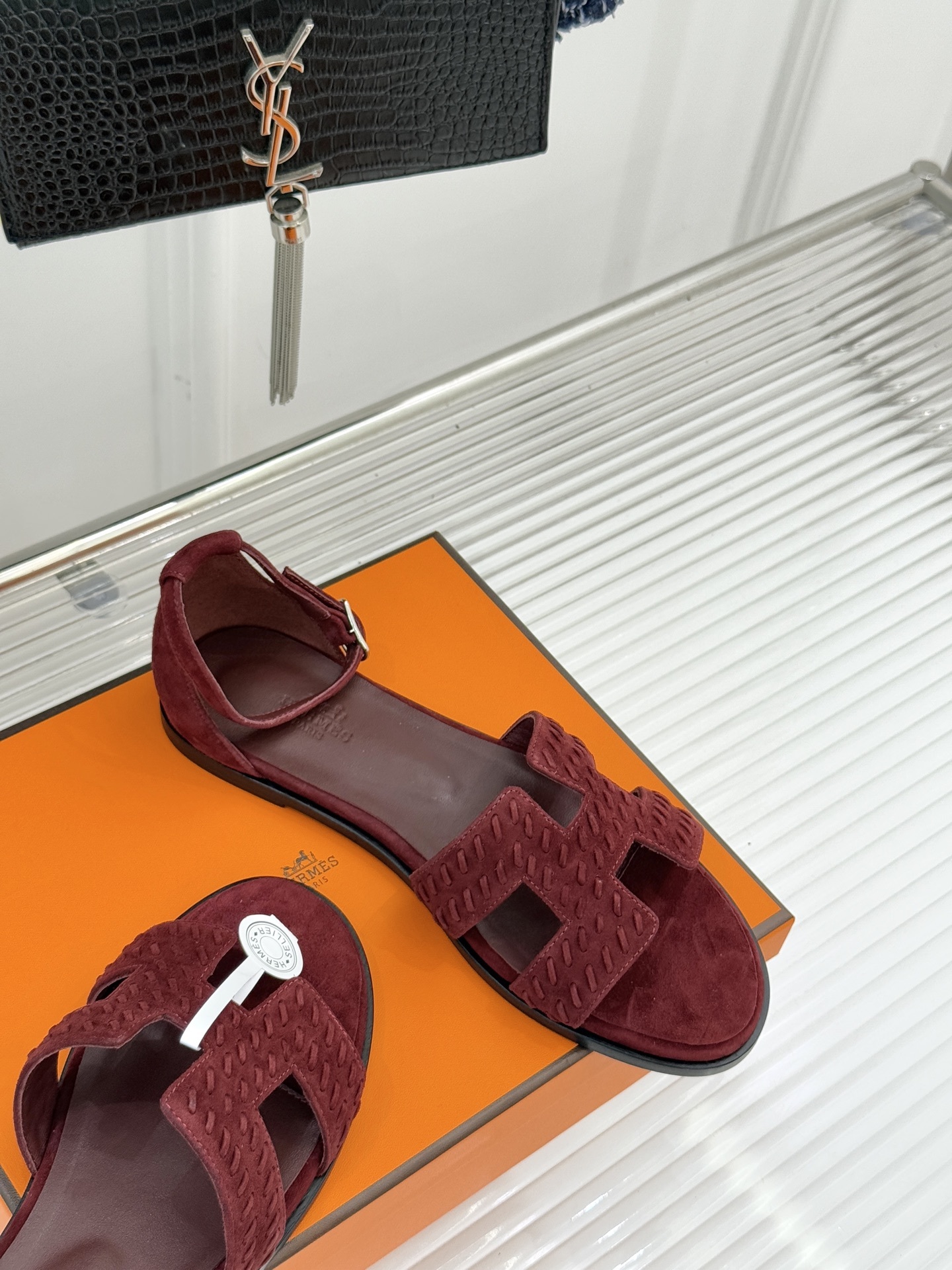 顶版 Hermès/爱马仕万年经典平底粗跟H拖将简约美学与极致工艺完美融合。粗跟设计 赋予你恰到好处的高