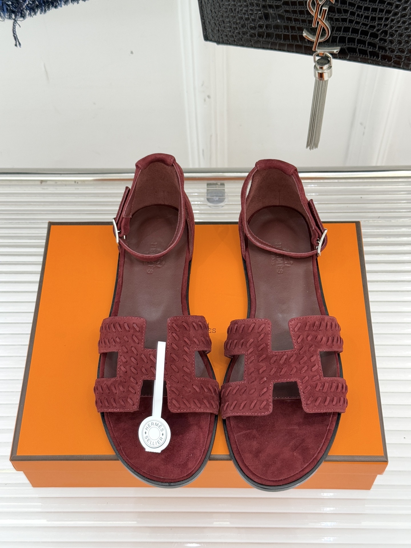 顶版 Hermès/爱马仕万年经典平底粗跟H拖将简约美学与极致工艺完美融合。粗跟设计 赋予你恰到好处的高
