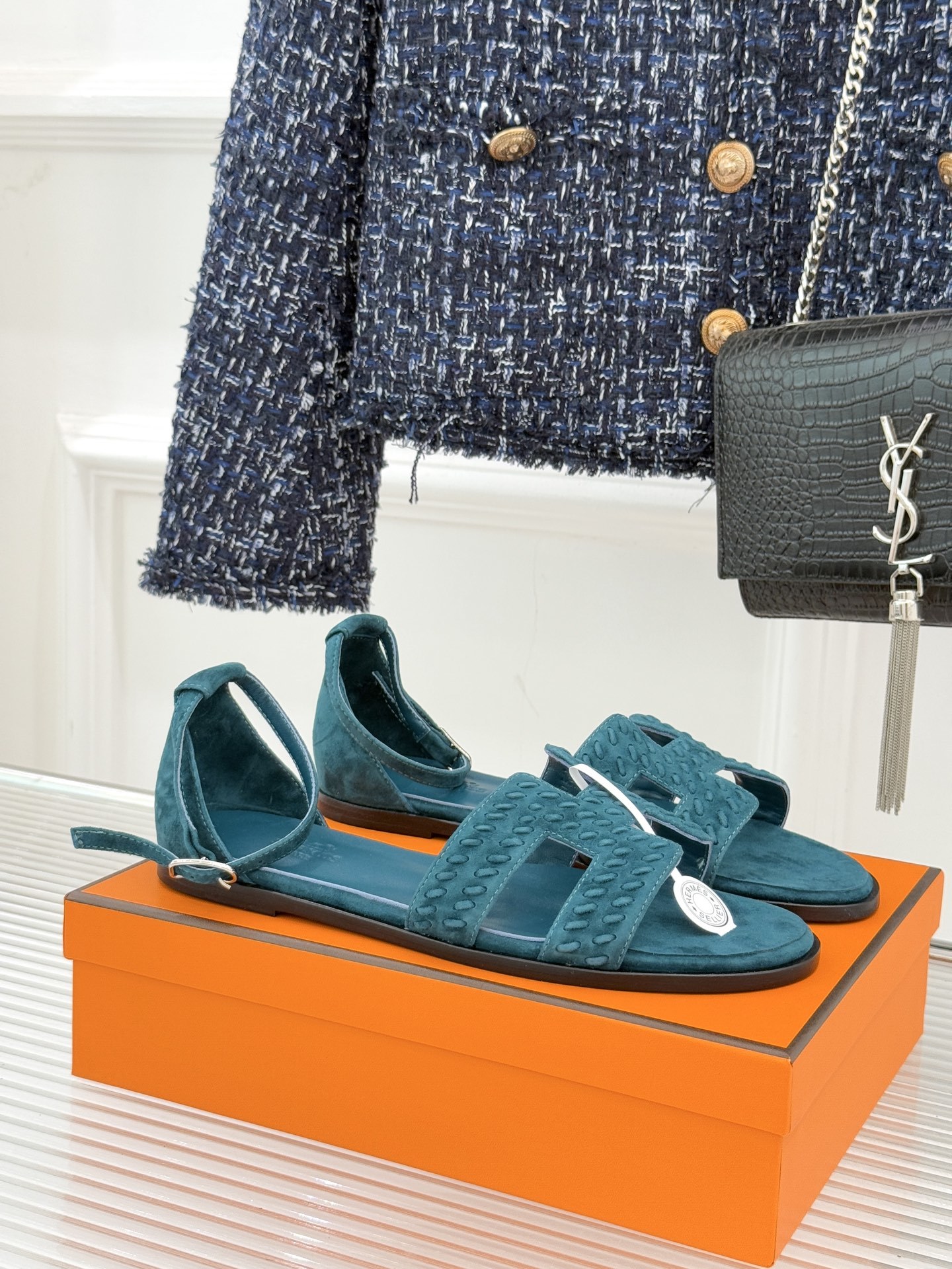顶版 Hermès/爱马仕万年经典平底粗跟H拖将简约美学与极致工艺完美融合。粗跟设计 赋予你恰到好处的高