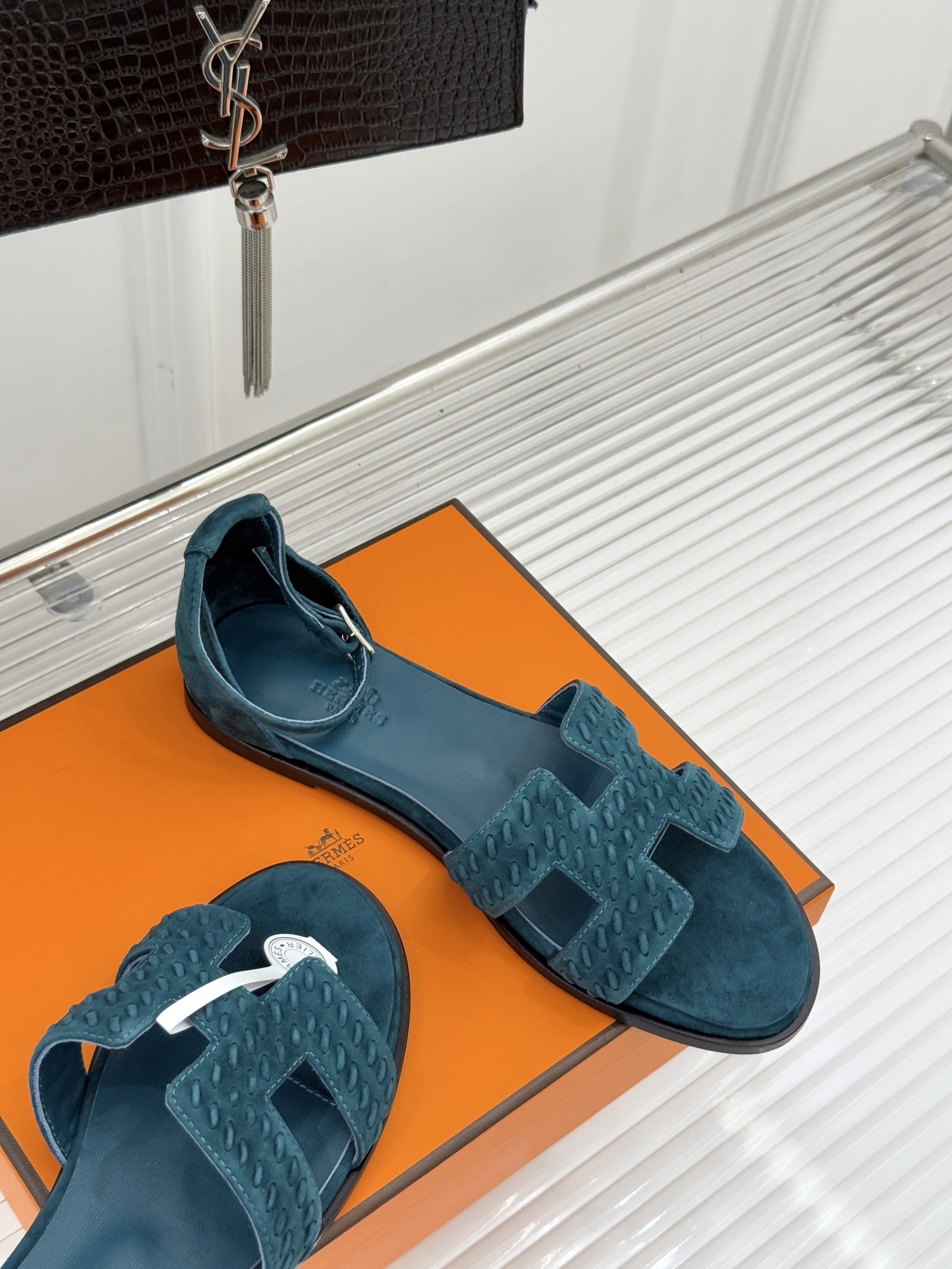 顶版 Hermès/爱马仕万年经典平底粗跟H拖将简约美学与极致工艺完美融合。粗跟设计 赋予你恰到好处的高