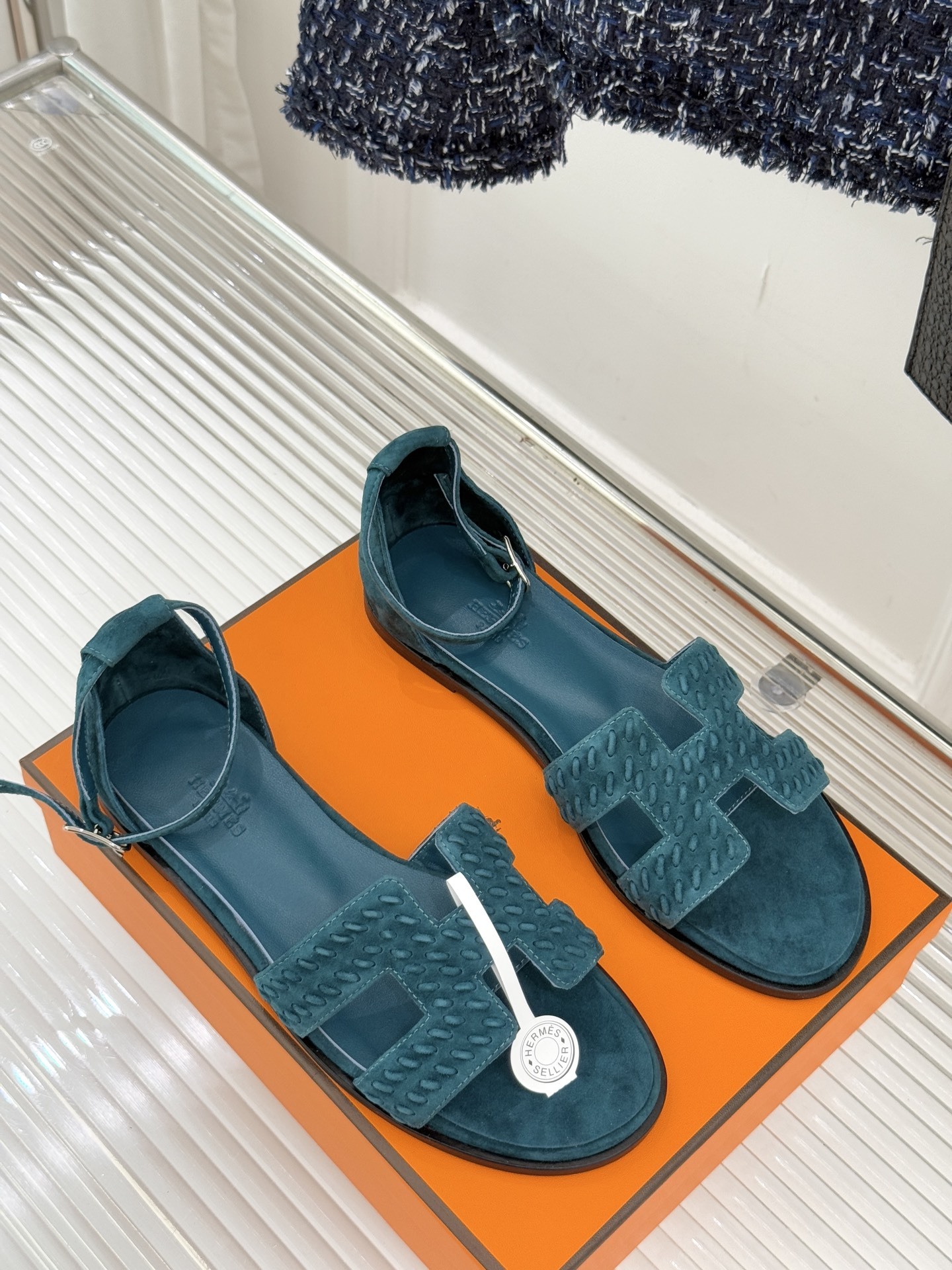 顶版 Hermès/爱马仕万年经典平底粗跟H拖将简约美学与极致工艺完美融合。粗跟设计 赋予你恰到好处的高