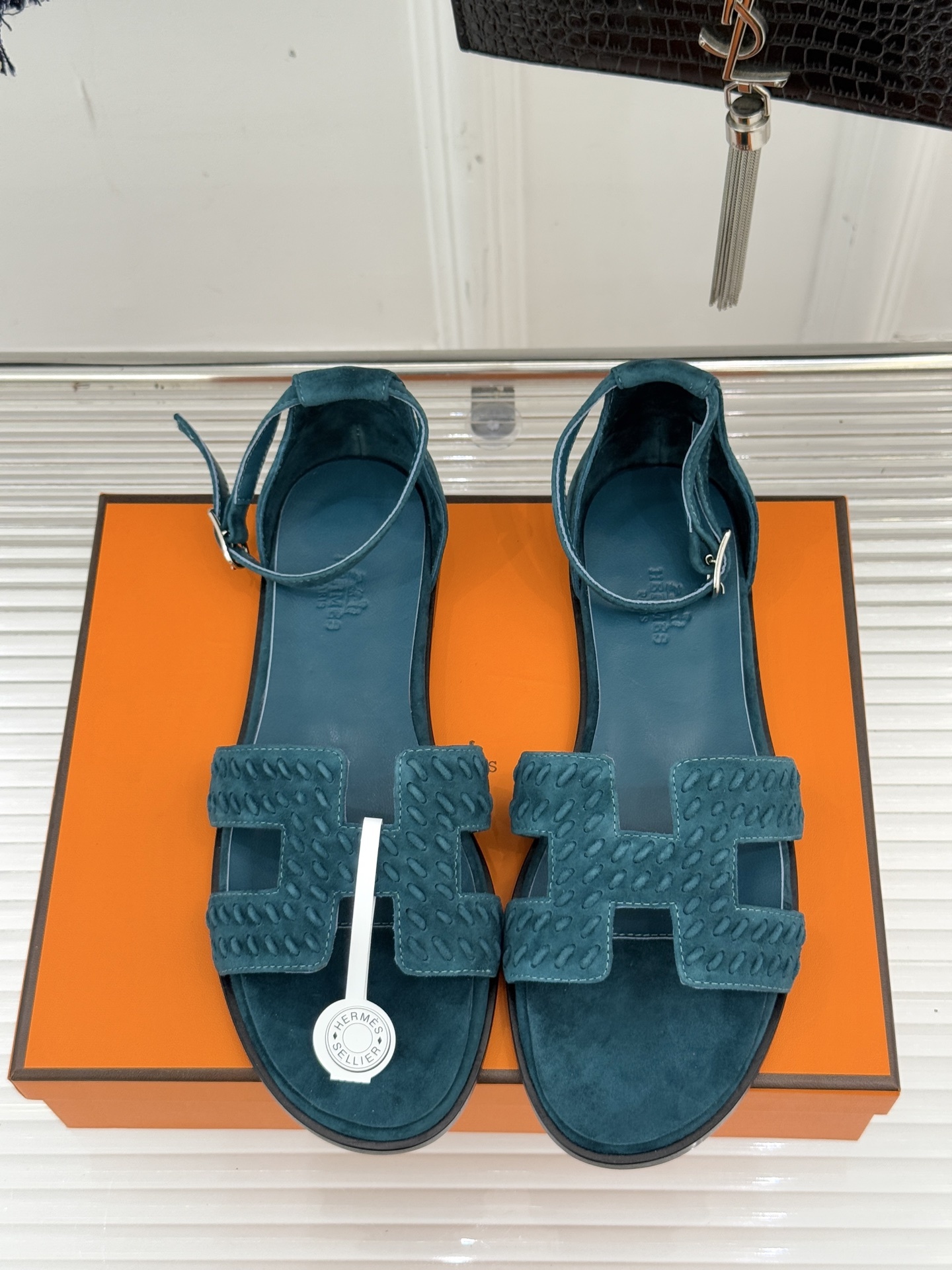顶版 Hermès/爱马仕万年经典平底粗跟H拖将简约美学与极致工艺完美融合。粗跟设计 赋予你恰到好处的高