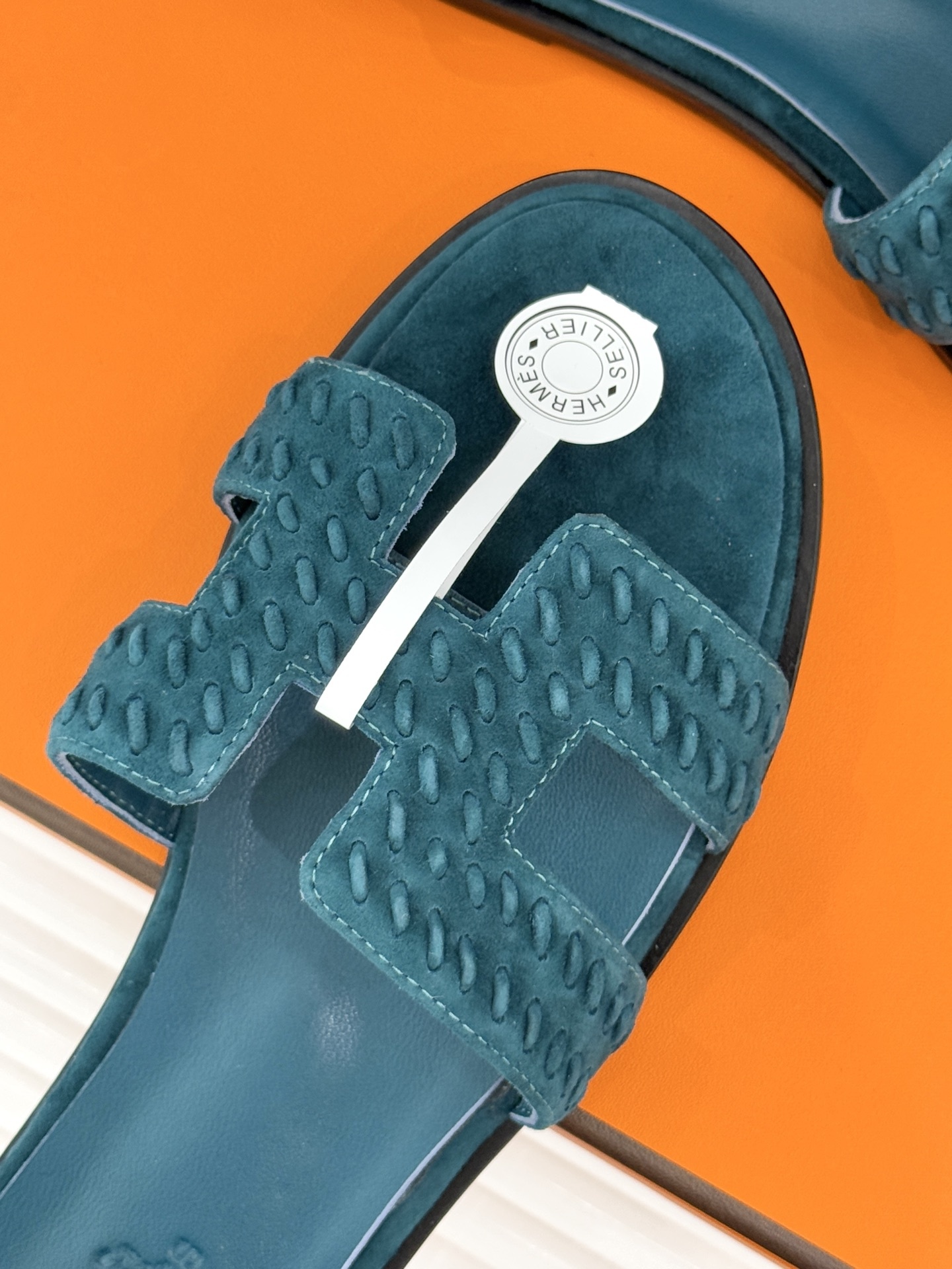 顶版 Hermès/爱马仕万年经典平底粗跟H拖将简约美学与极致工艺完美融合。粗跟设计 赋予你恰到好处的高