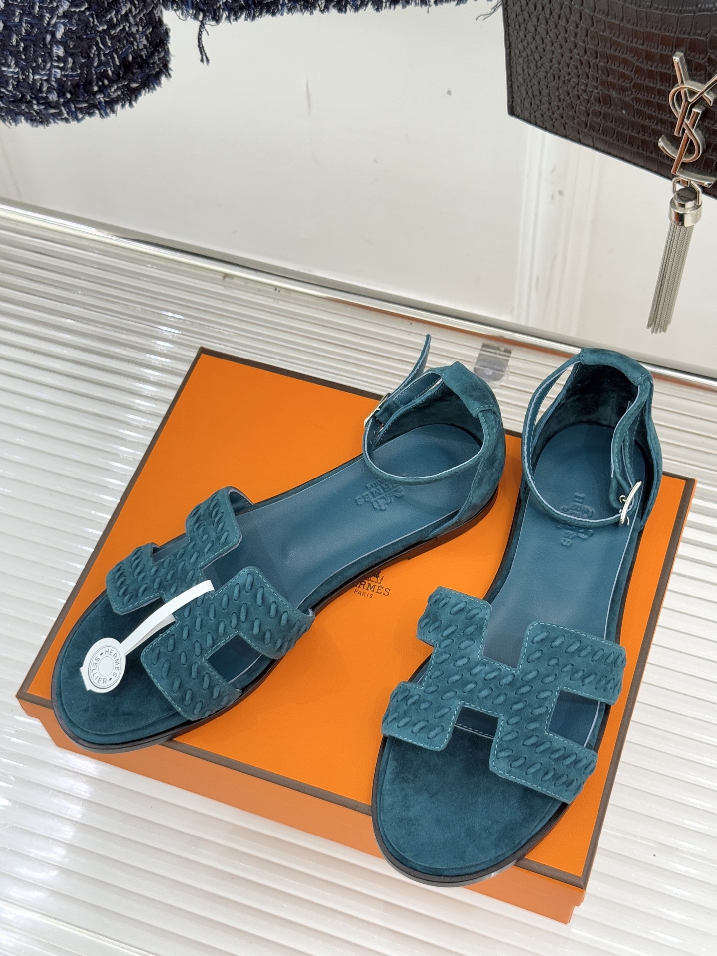 顶版 Hermès/爱马仕万年经典平底粗跟H拖将简约美学与极致工艺完美融合。粗跟设计 赋予你恰到好处的高
