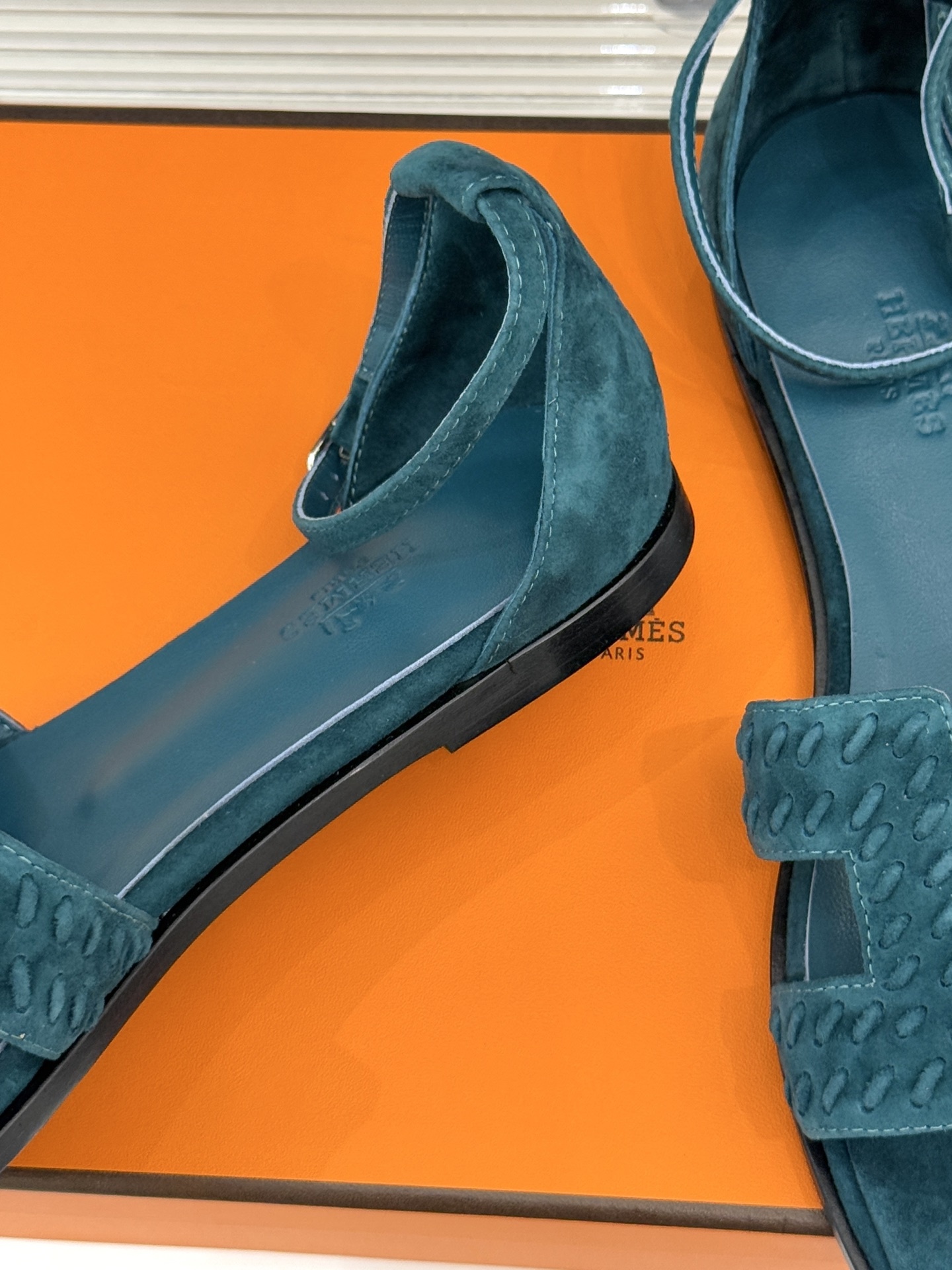 顶版 Hermès/爱马仕万年经典平底粗跟H拖将简约美学与极致工艺完美融合。粗跟设计 赋予你恰到好处的高