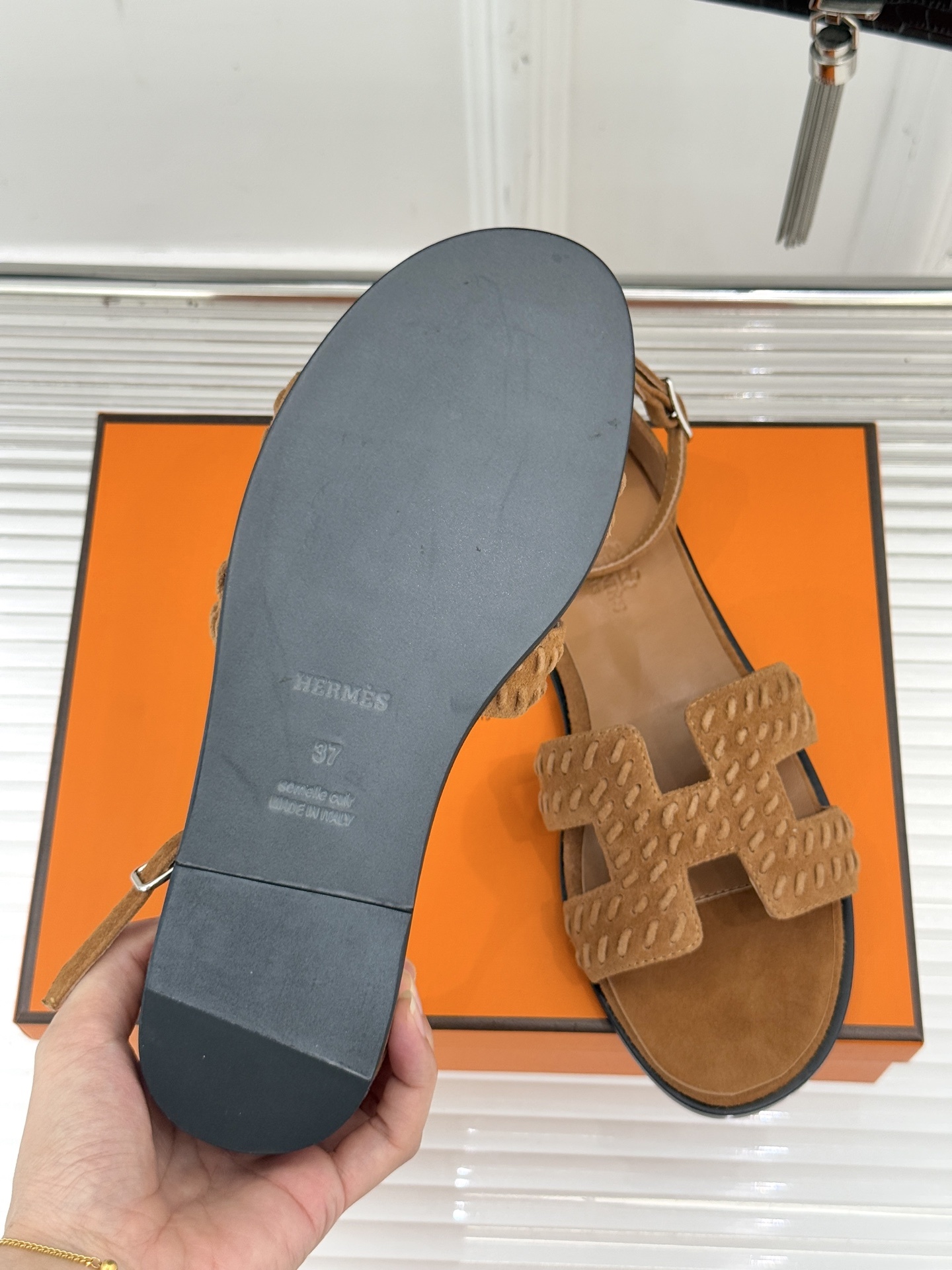 顶版 Hermès/爱马仕万年经典平底粗跟H拖将简约美学与极致工艺完美融合。粗跟设计 赋予你恰到好处的高