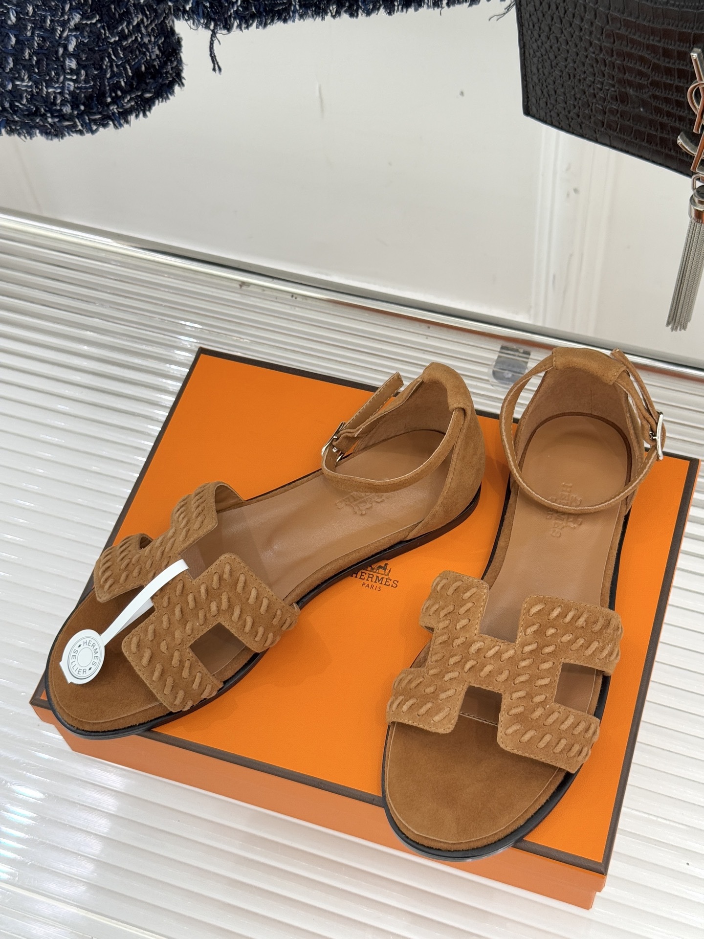 顶版 Hermès/爱马仕万年经典平底粗跟H拖将简约美学与极致工艺完美融合。粗跟设计 赋予你恰到好处的高