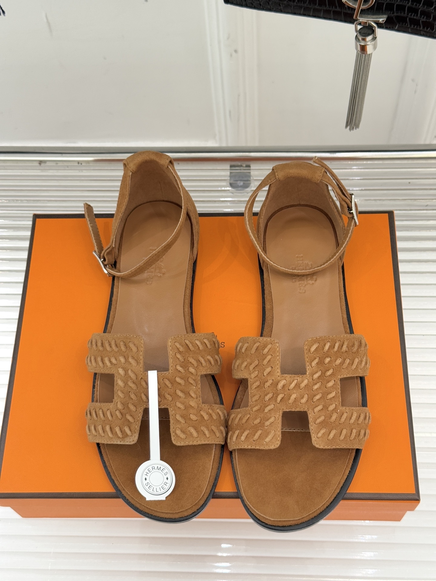 顶版 Hermès/爱马仕万年经典平底粗跟H拖将简约美学与极致工艺完美融合。粗跟设计 赋予你恰到好处的高