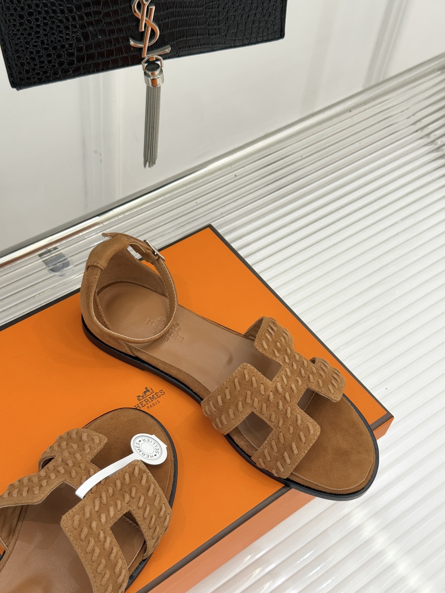 顶版 Hermès/爱马仕万年经典平底粗跟H拖将简约美学与极致工艺完美融合。粗跟设计 赋予你恰到好处的高