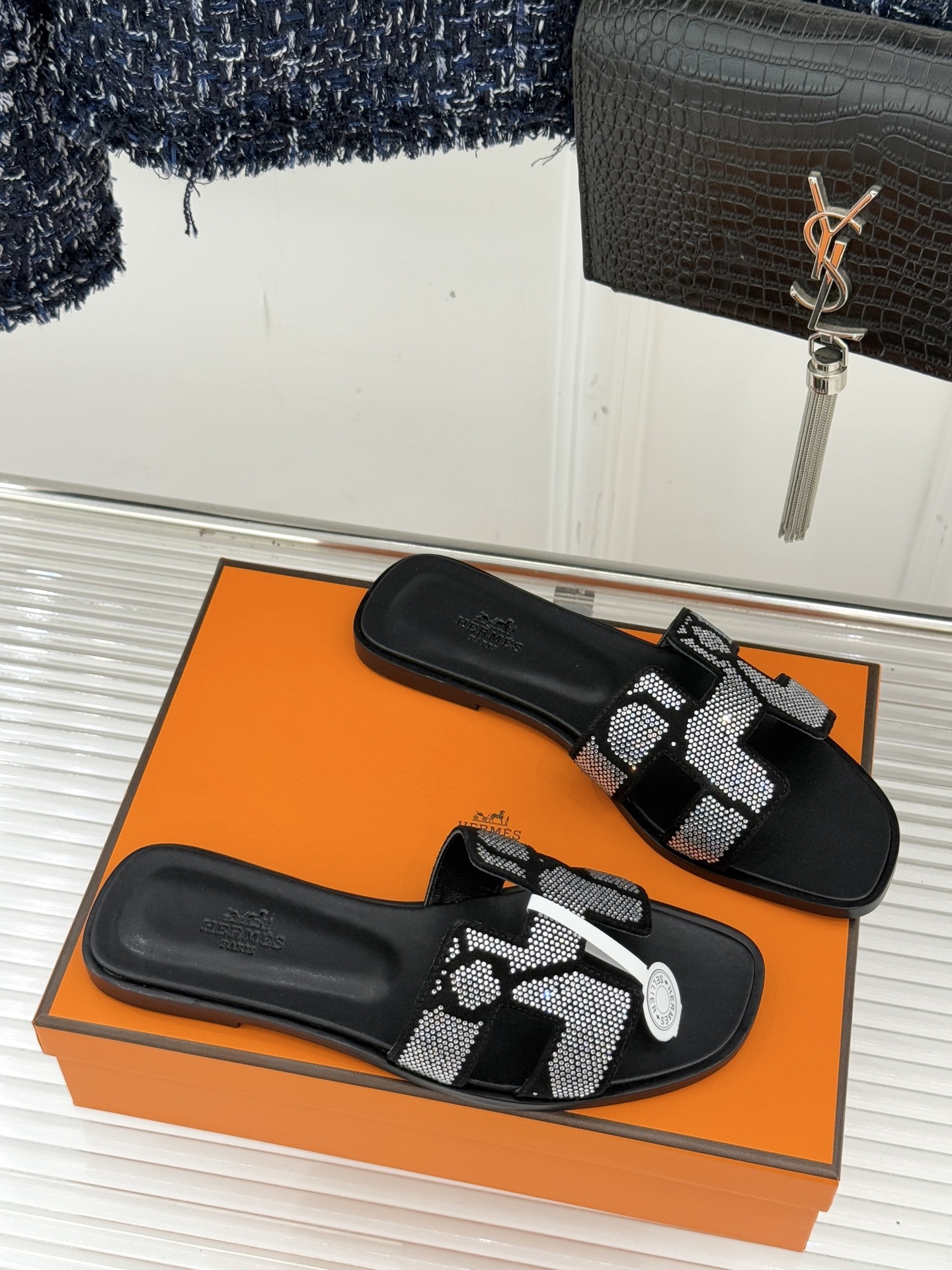 顶版 Hermès/爱马仕万年经典平底粗跟H拖将简约美学与极致工艺完美融合。粗跟设计 赋予你恰到好处的高