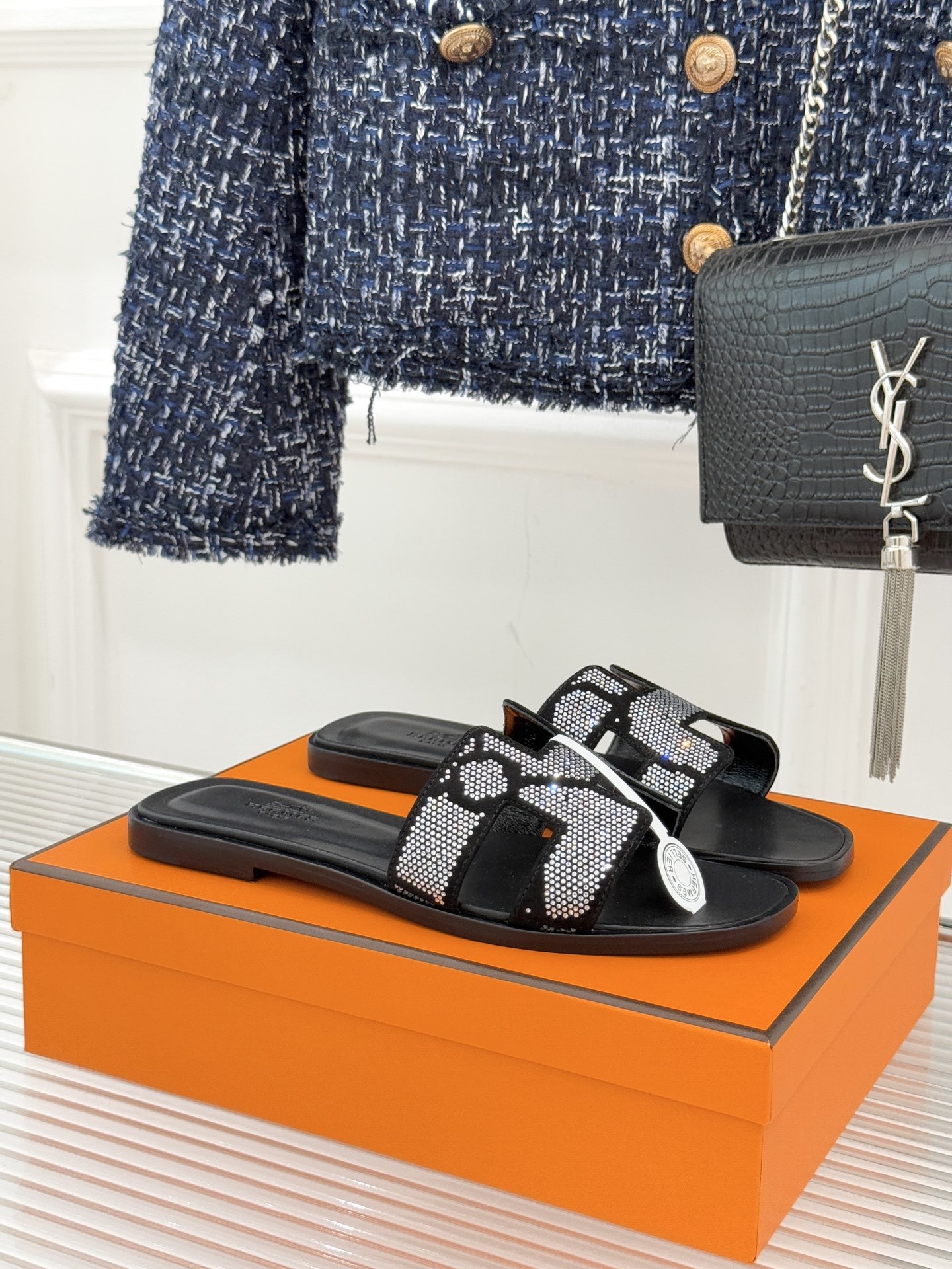 顶版 Hermès/爱马仕万年经典平底粗跟H拖将简约美学与极致工艺完美融合。粗跟设计 赋予你恰到好处的高