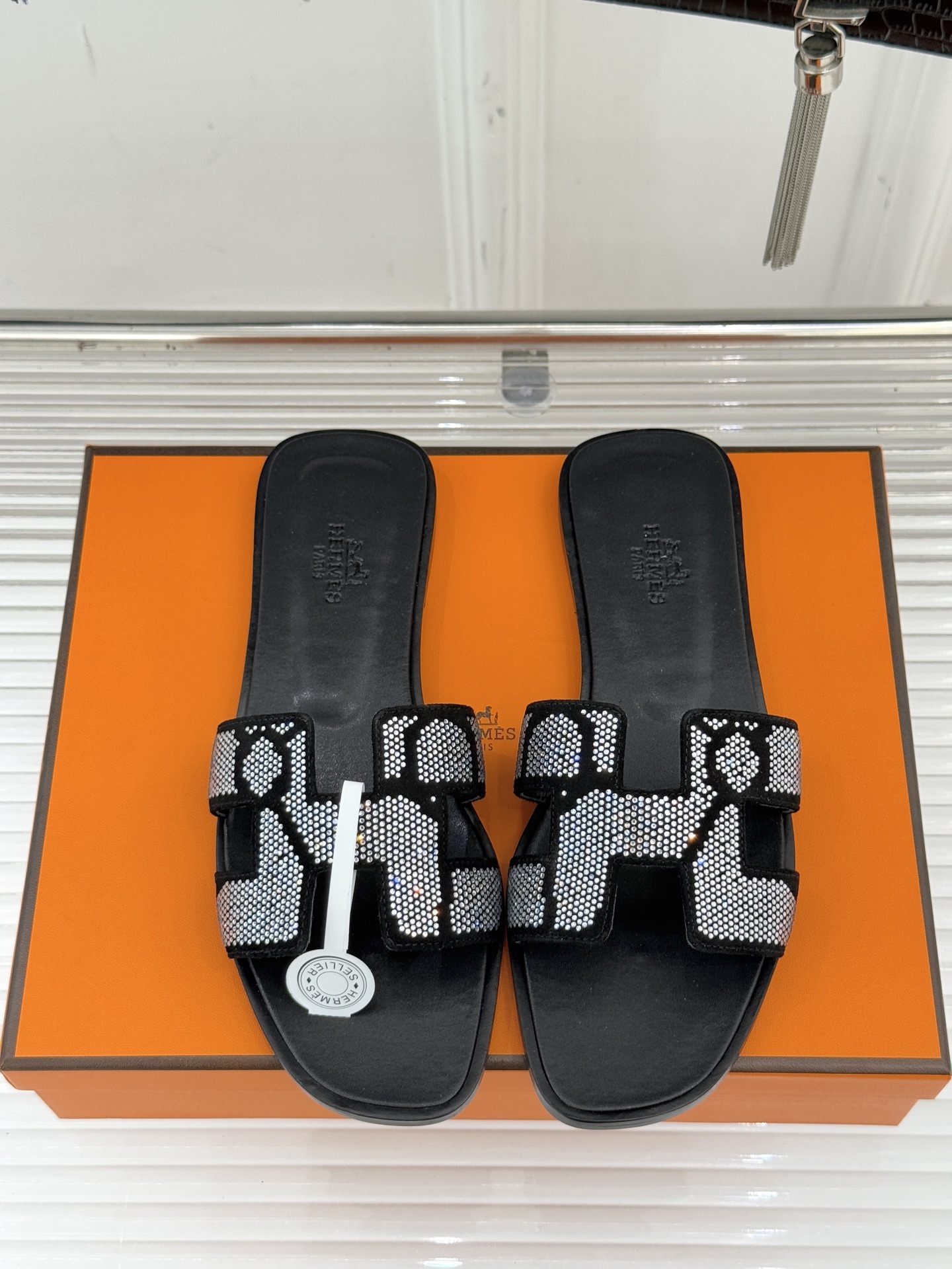 顶版 Hermès/爱马仕万年经典平底粗跟H拖将简约美学与极致工艺完美融合。粗跟设计 赋予你恰到好处的高