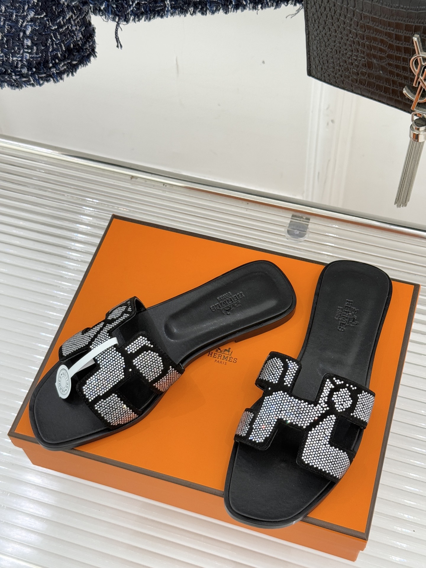 顶版 Hermès/爱马仕万年经典平底粗跟H拖将简约美学与极致工艺完美融合。粗跟设计 赋予你恰到好处的高