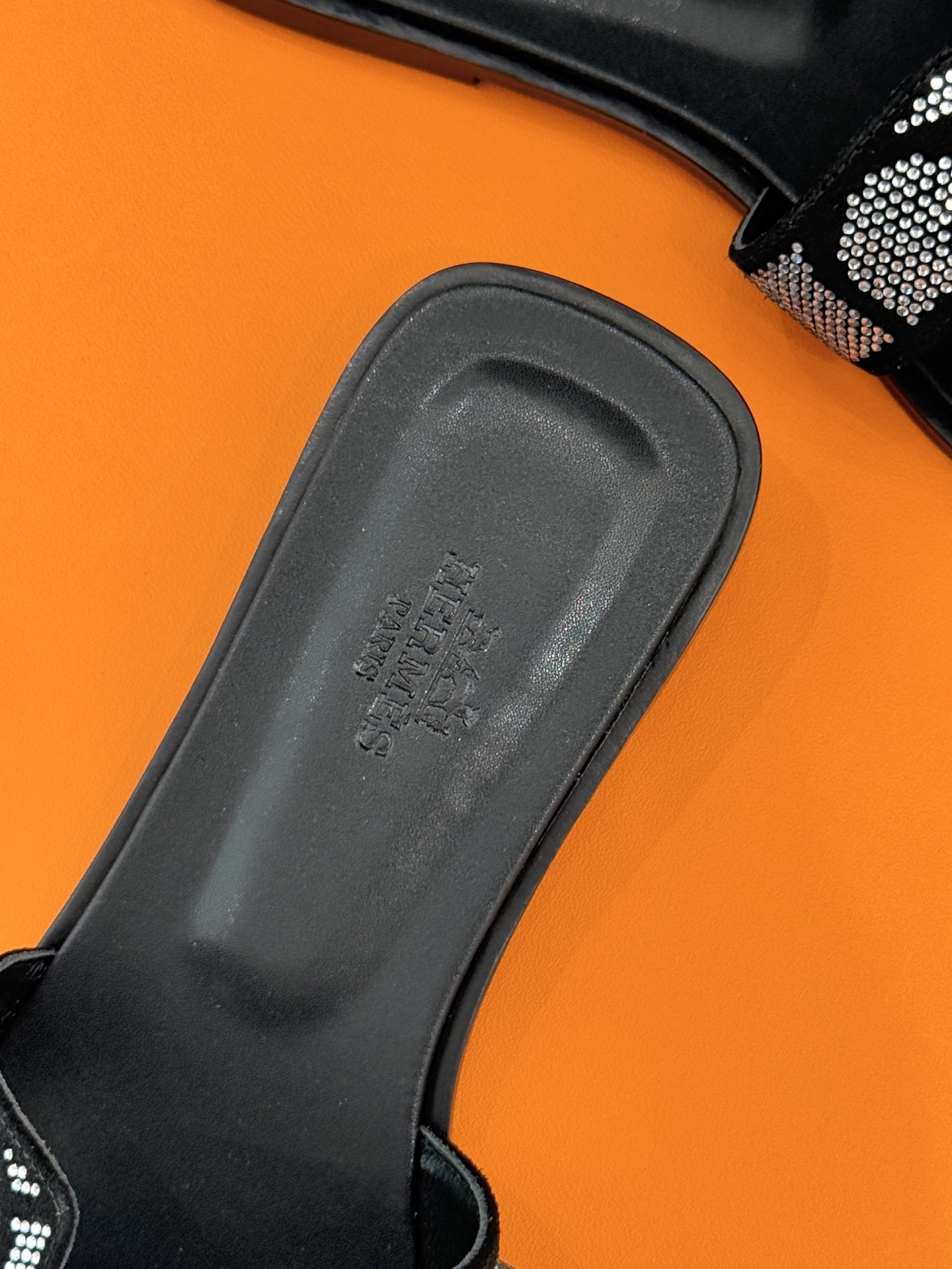 顶版 Hermès/爱马仕万年经典平底粗跟H拖将简约美学与极致工艺完美融合。粗跟设计 赋予你恰到好处的高