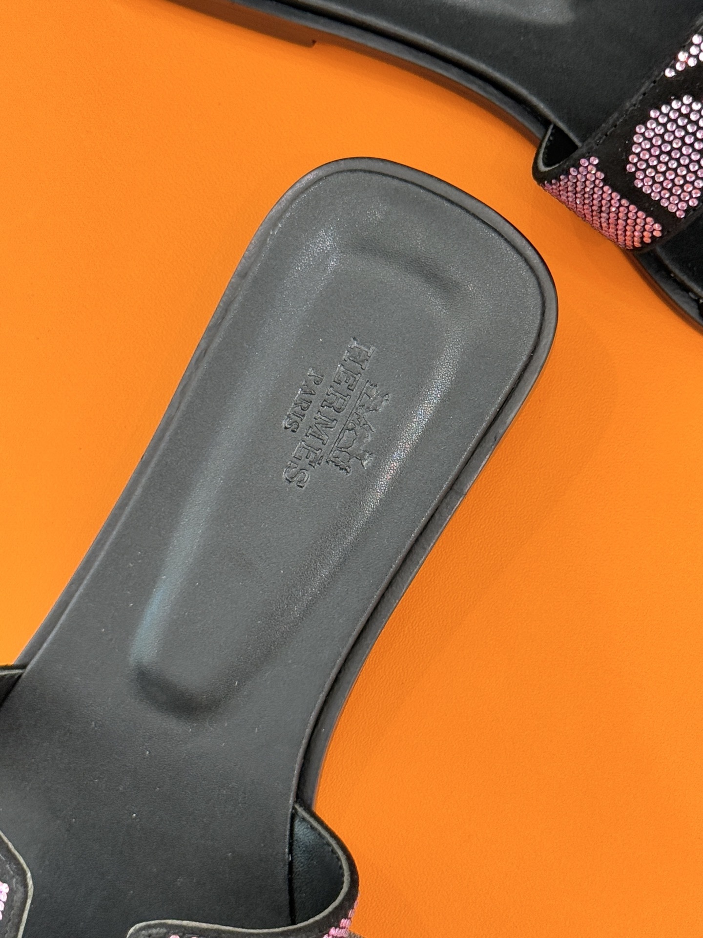 顶版 Hermès/爱马仕万年经典平底粗跟H拖将简约美学与极致工艺完美融合。粗跟设计 赋予你恰到好处的高