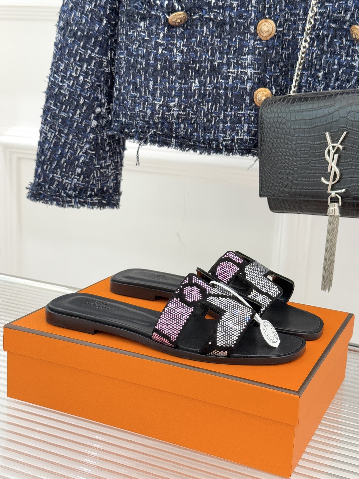 顶版 Hermès/爱马仕万年经典平底粗跟H拖将简约美学与极致工艺完美融合。粗跟设计 赋予你恰到好处的高