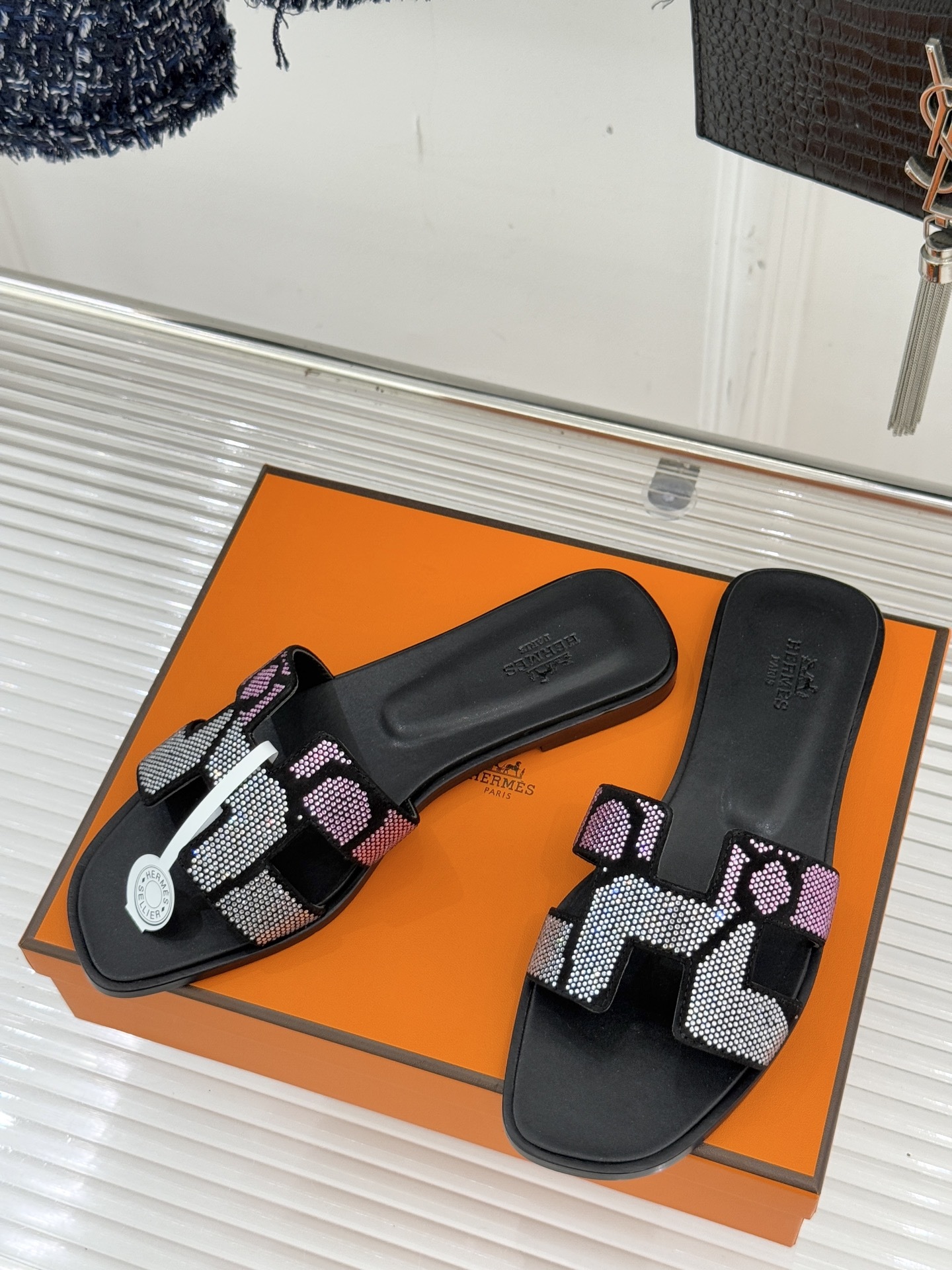 顶版 Hermès/爱马仕万年经典平底粗跟H拖将简约美学与极致工艺完美融合。粗跟设计 赋予你恰到好处的高