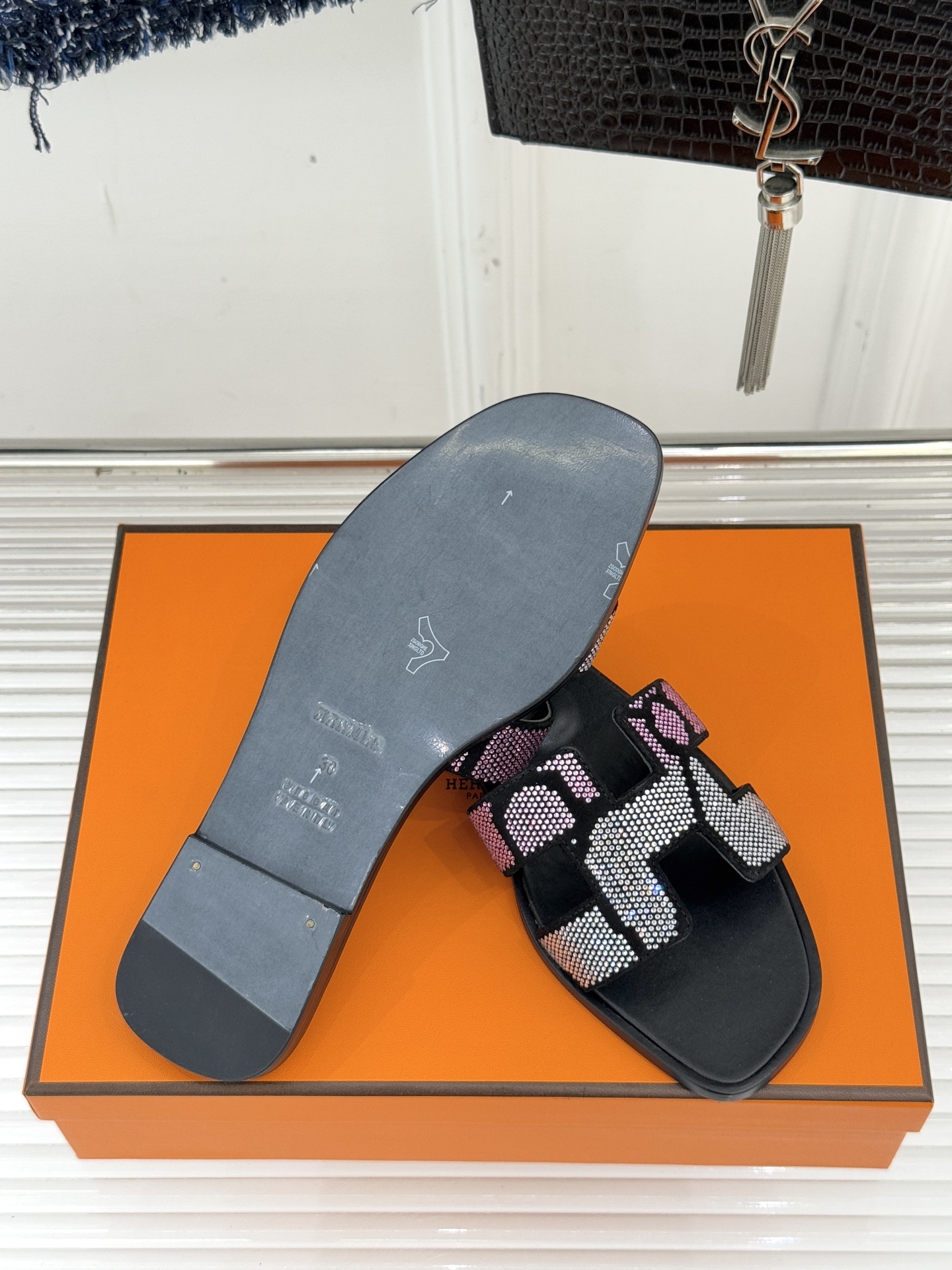 顶版 Hermès/爱马仕万年经典平底粗跟H拖将简约美学与极致工艺完美融合。粗跟设计 赋予你恰到好处的高
