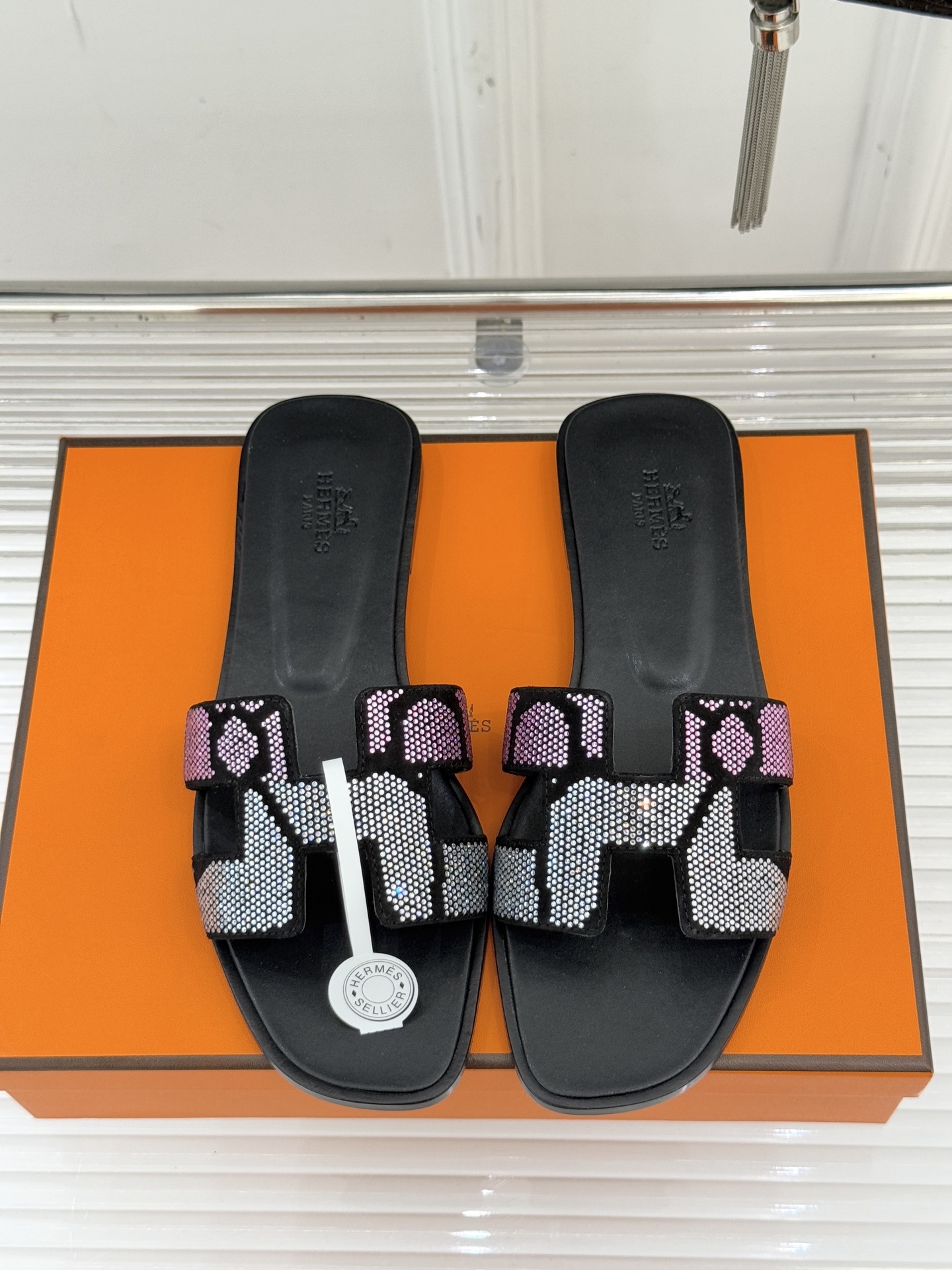 顶版 Hermès/爱马仕万年经典平底粗跟H拖将简约美学与极致工艺完美融合。粗跟设计 赋予你恰到好处的高