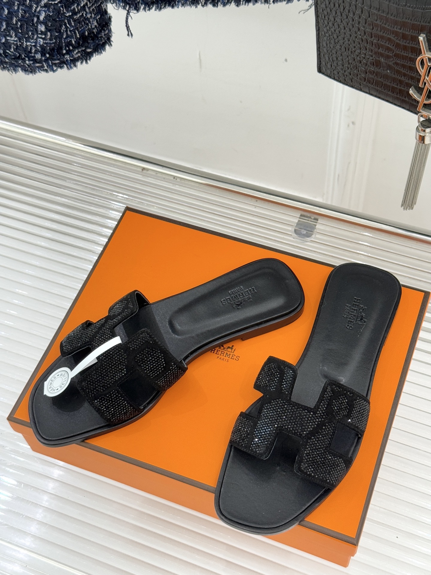 顶版 Hermès/爱马仕万年经典平底粗跟H拖将简约美学与极致工艺完美融合。粗跟设计 赋予你恰到好处的高