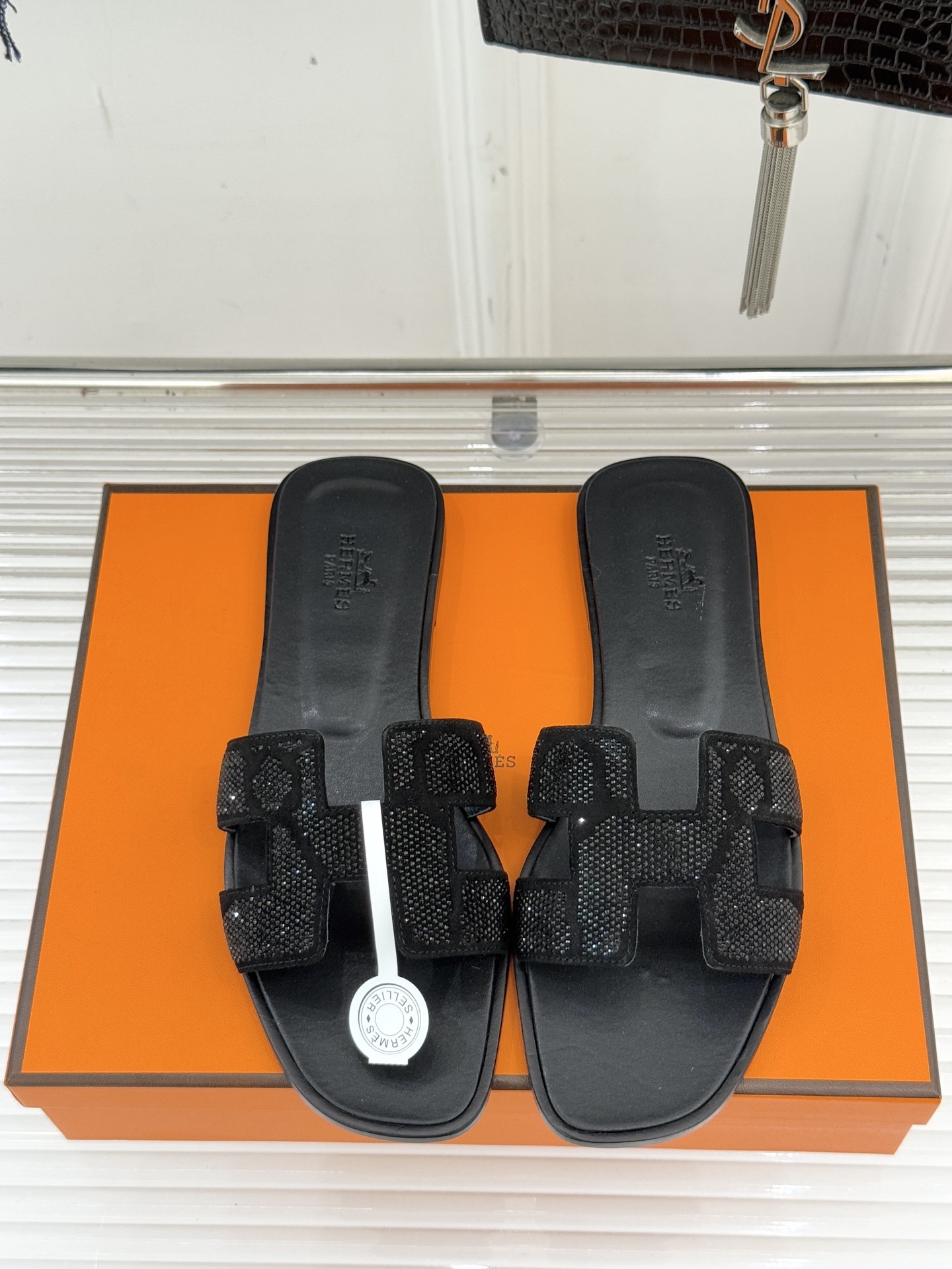 顶版 Hermès/爱马仕万年经典平底粗跟H拖将简约美学与极致工艺完美融合。粗跟设计 赋予你恰到好处的高