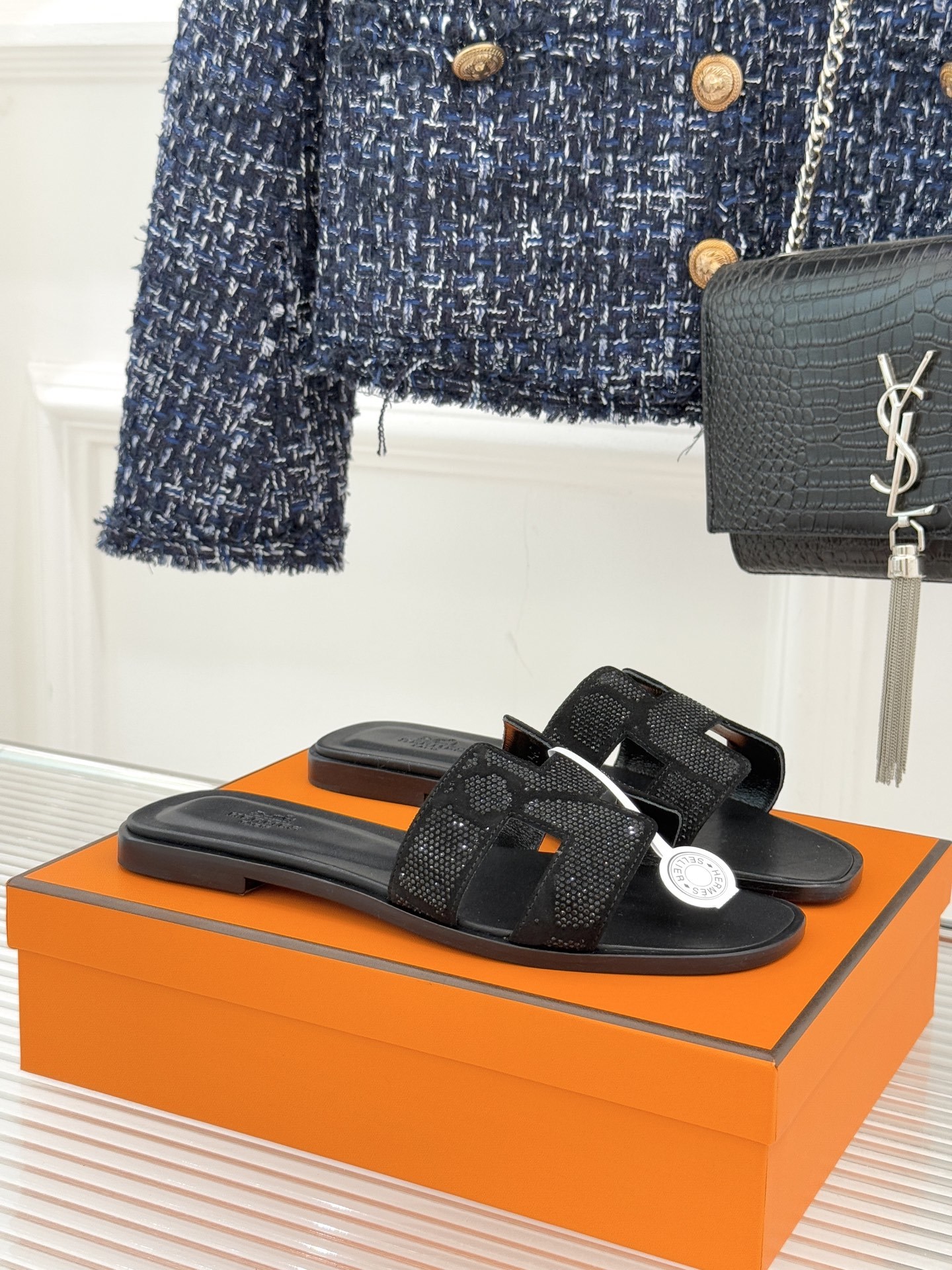 顶版 Hermès/爱马仕万年经典平底粗跟H拖将简约美学与极致工艺完美融合。粗跟设计 赋予你恰到好处的高