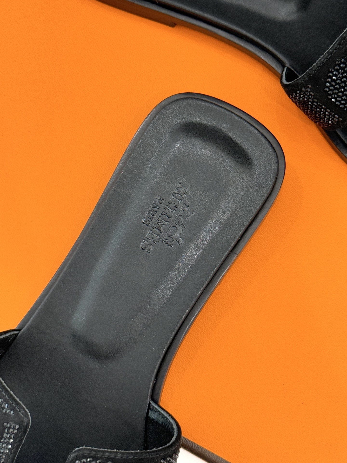 顶版 Hermès/爱马仕万年经典平底粗跟H拖将简约美学与极致工艺完美融合。粗跟设计 赋予你恰到好处的高