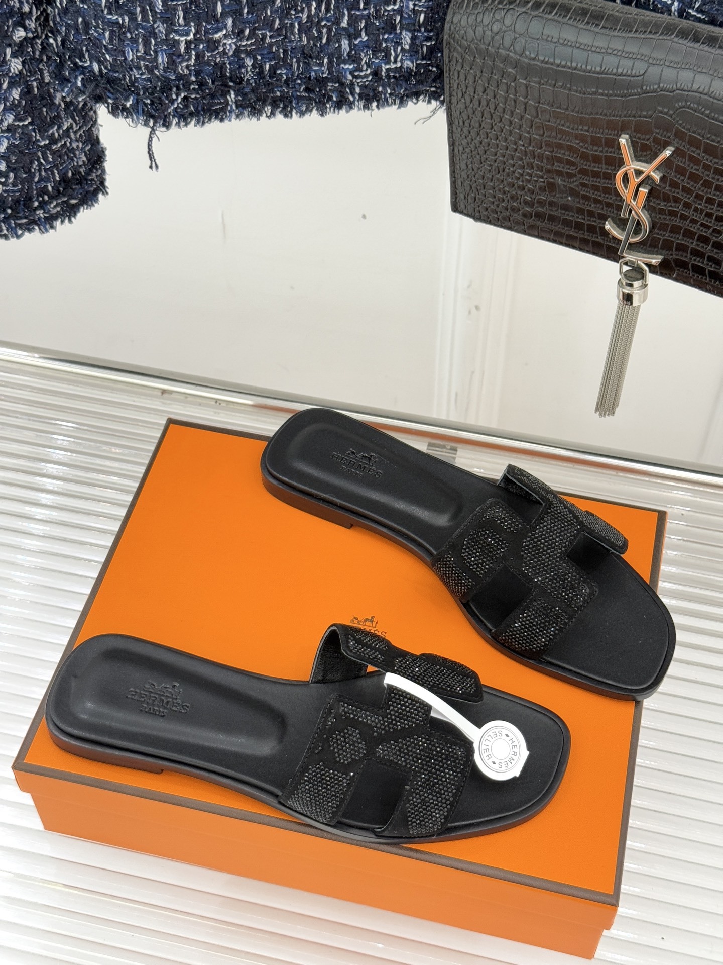 顶版 Hermès/爱马仕万年经典平底粗跟H拖将简约美学与极致工艺完美融合。粗跟设计 赋予你恰到好处的高
