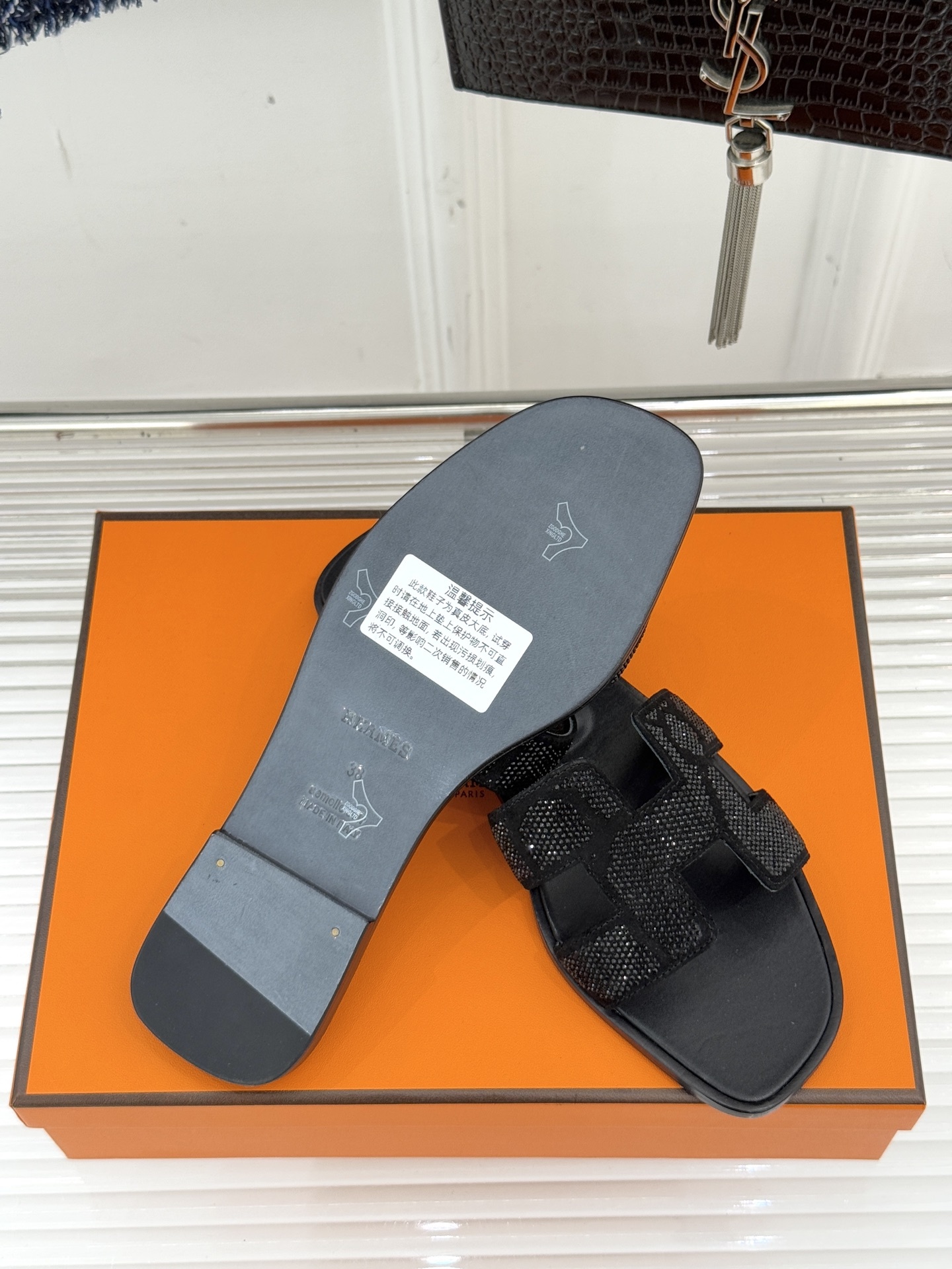 顶版 Hermès/爱马仕万年经典平底粗跟H拖将简约美学与极致工艺完美融合。粗跟设计 赋予你恰到好处的高