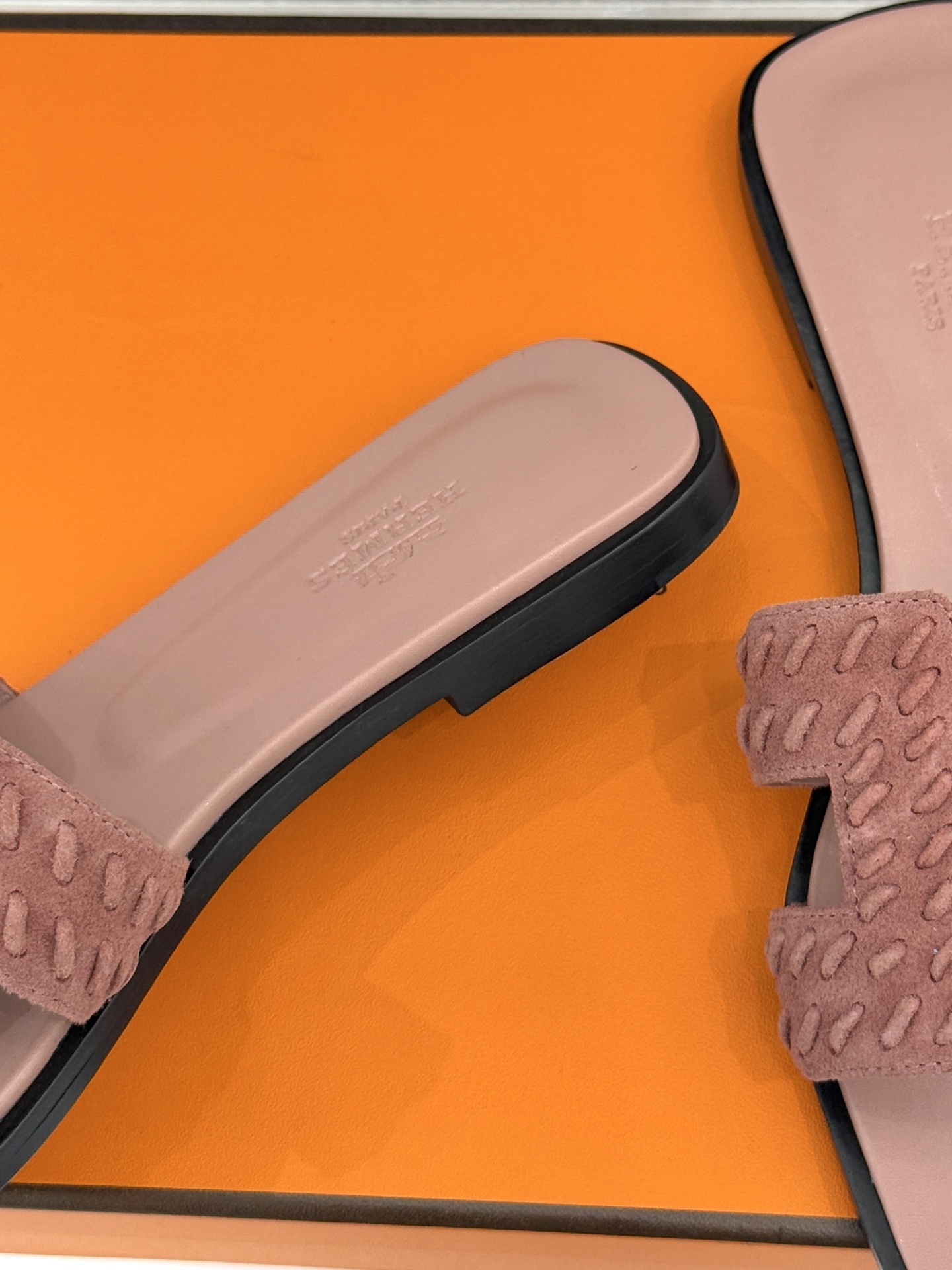 顶版 Hermès/爱马仕万年经典平底粗跟H拖将简约美学与极致工艺完美融合。粗跟设计 赋予你恰到好处的高