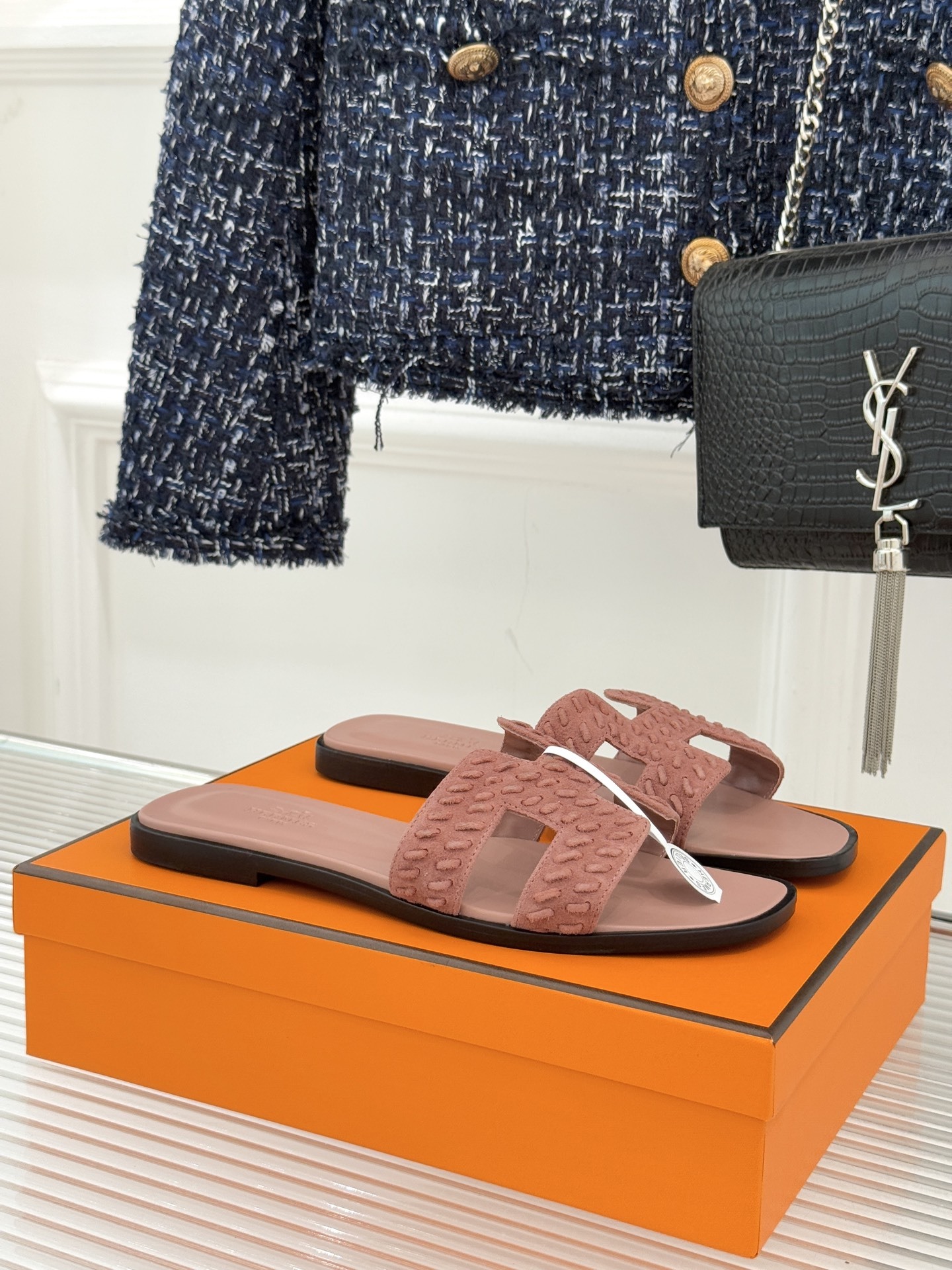 顶版 Hermès/爱马仕万年经典平底粗跟H拖将简约美学与极致工艺完美融合。粗跟设计 赋予你恰到好处的高