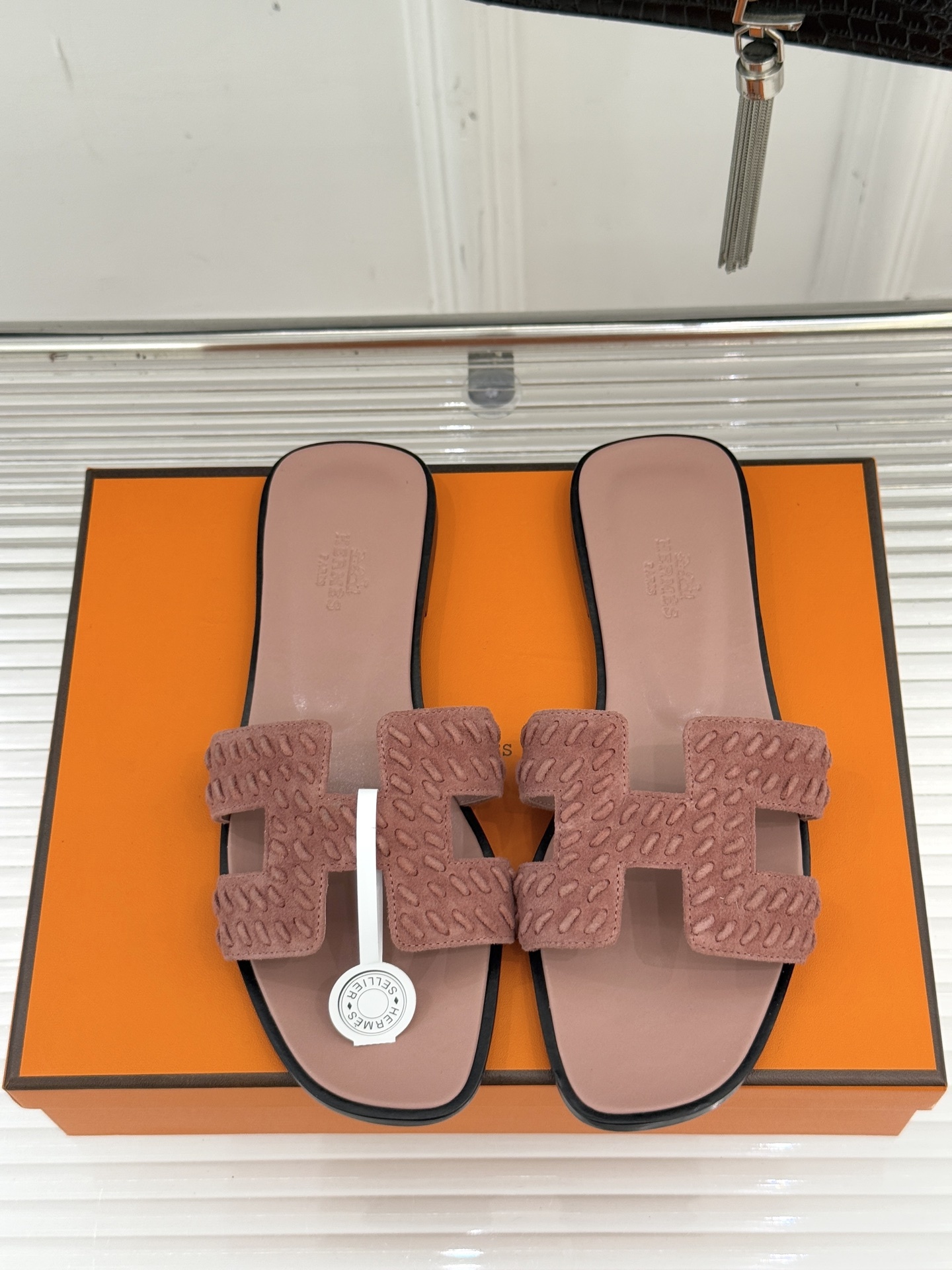 顶版 Hermès/爱马仕万年经典平底粗跟H拖将简约美学与极致工艺完美融合。粗跟设计 赋予你恰到好处的高