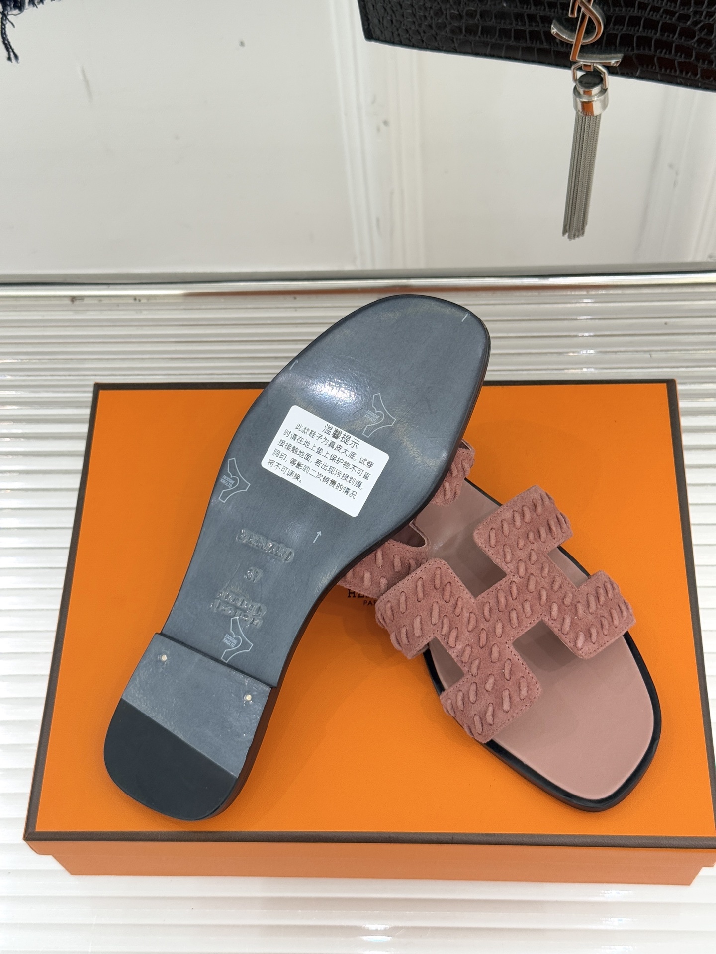 顶版 Hermès/爱马仕万年经典平底粗跟H拖将简约美学与极致工艺完美融合。粗跟设计 赋予你恰到好处的高