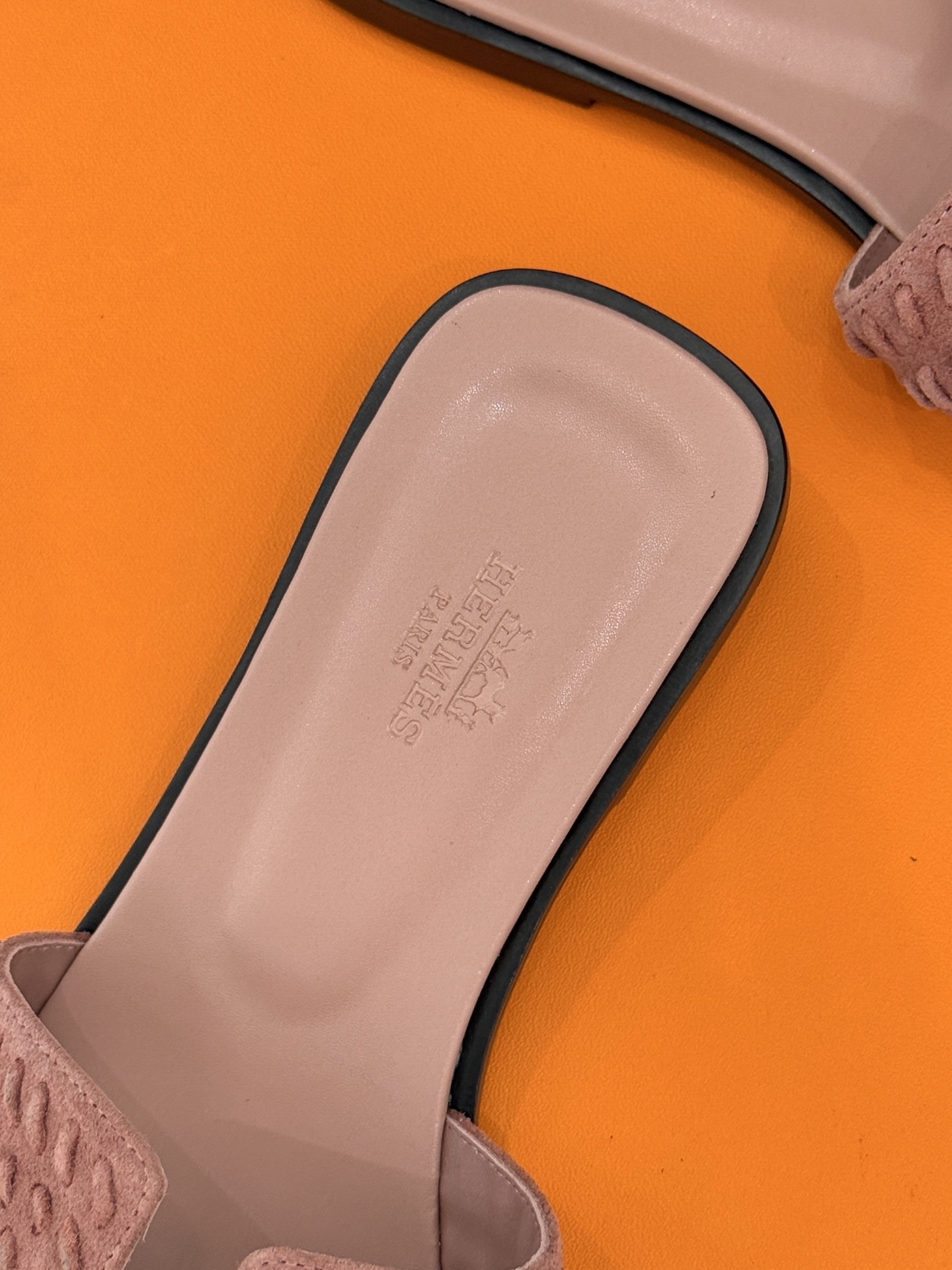 顶版 Hermès/爱马仕万年经典平底粗跟H拖将简约美学与极致工艺完美融合。粗跟设计 赋予你恰到好处的高